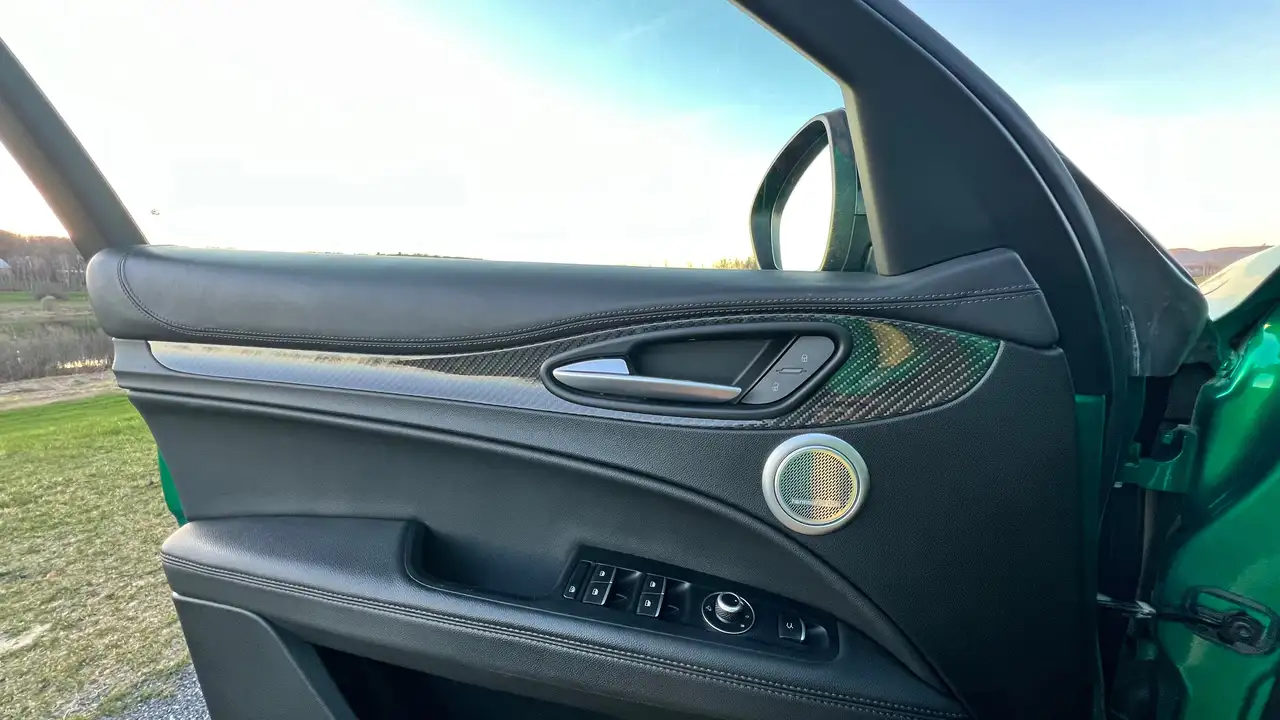Alfa Romeo Stelvio снимка Alfa Romeo Stelvio