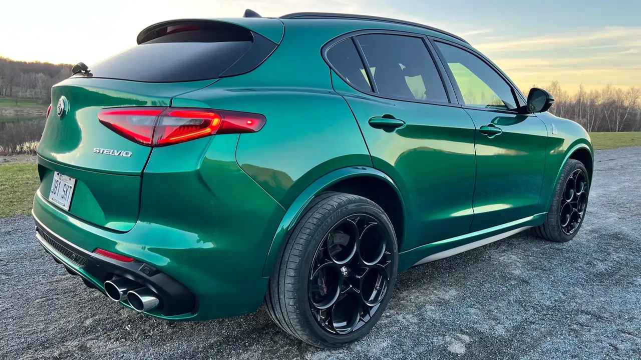 Alfa Romeo Stelvio снимка Alfa Romeo Stelvio