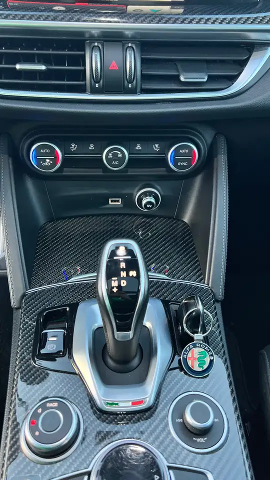 Alfa Romeo Stelvio снимка Alfa Romeo Stelvio