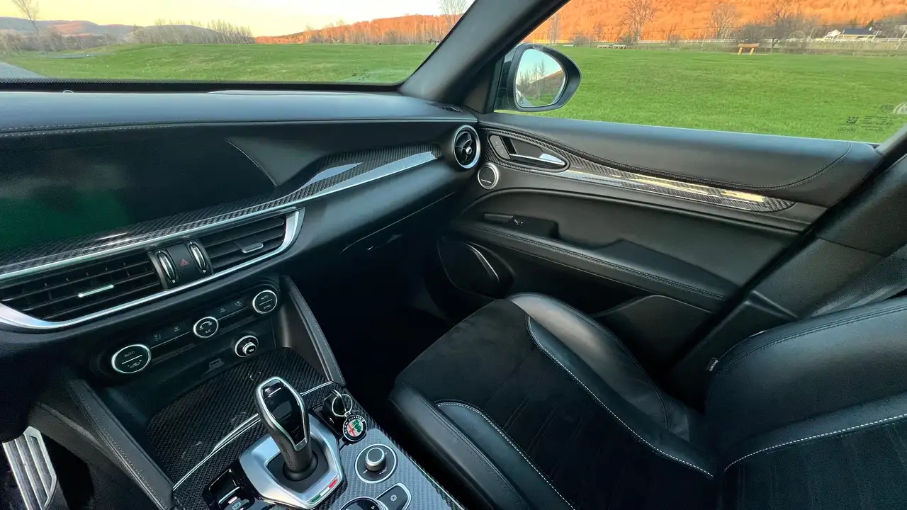 Alfa Romeo Stelvio снимка Alfa Romeo Stelvio