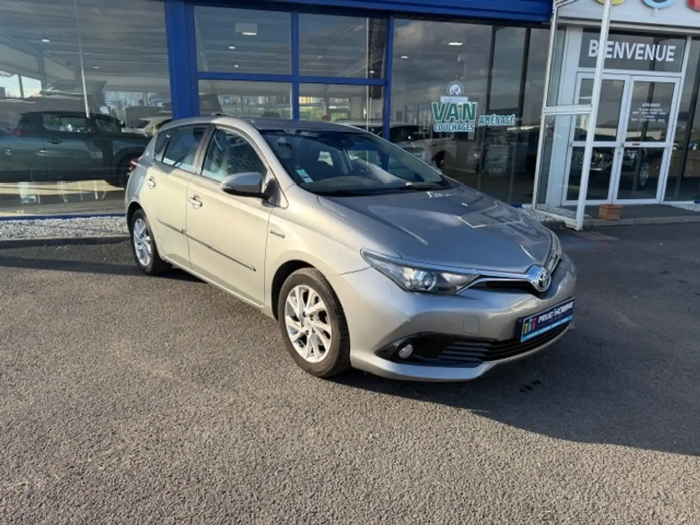 Toyota Auris HSD 136H DYNAMIC 100CH Grijs - 2