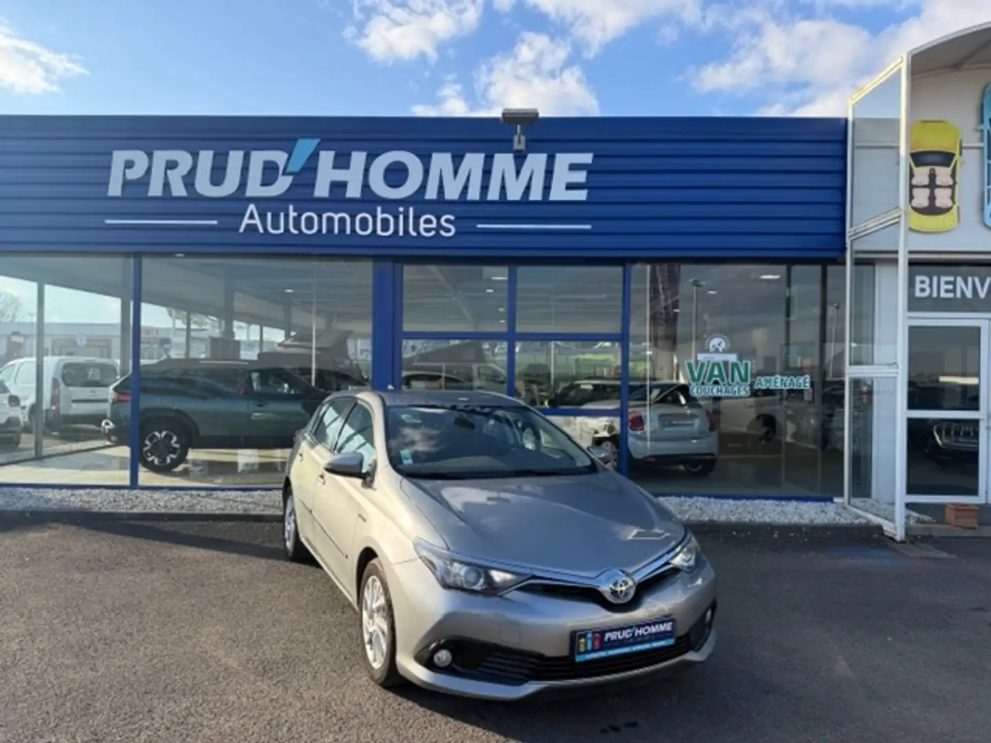 Toyota Auris HSD 136H DYNAMIC 100CH Grijs - 1