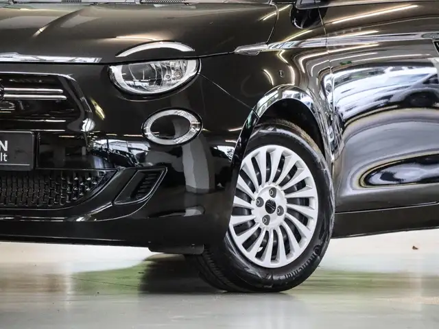 Fiat 500e view 5