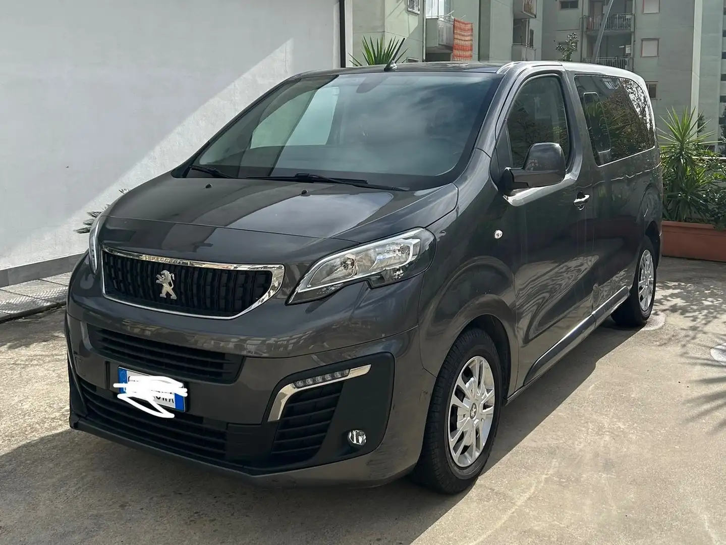 Peugeot Traveller 8 posti 1.5 Hdi  100cv Grigio - 2