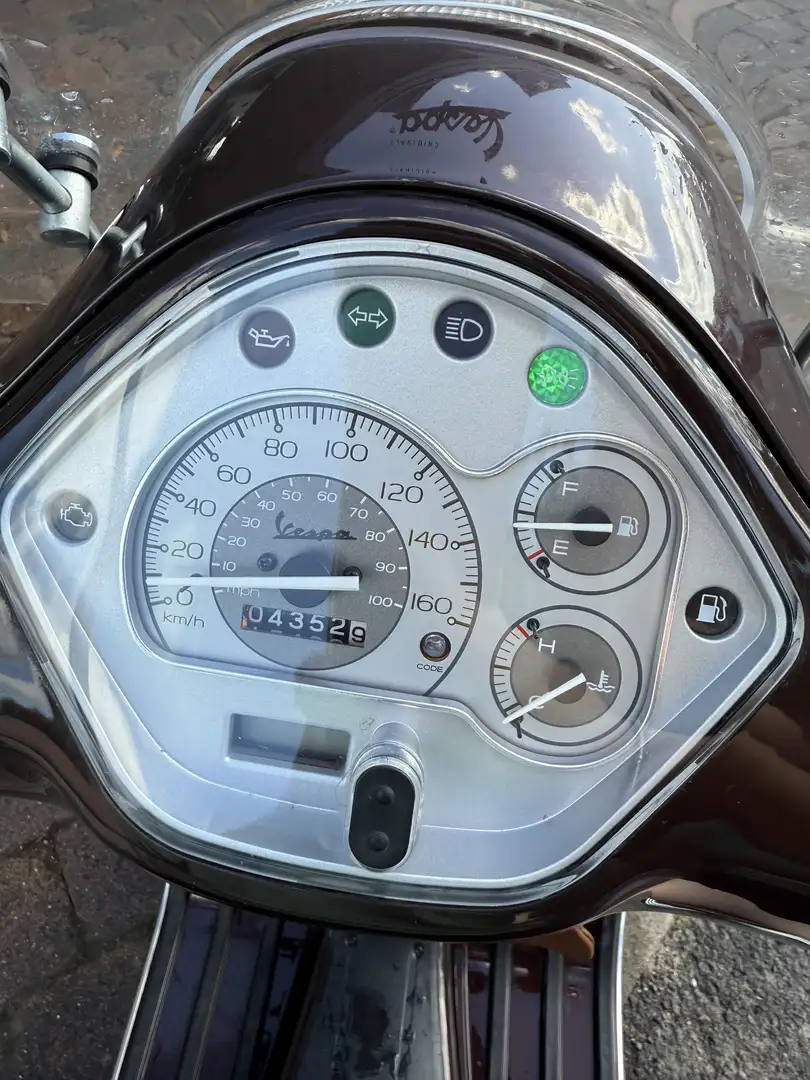 Vespa GTS Super 300 Piaggio Marrón - 2