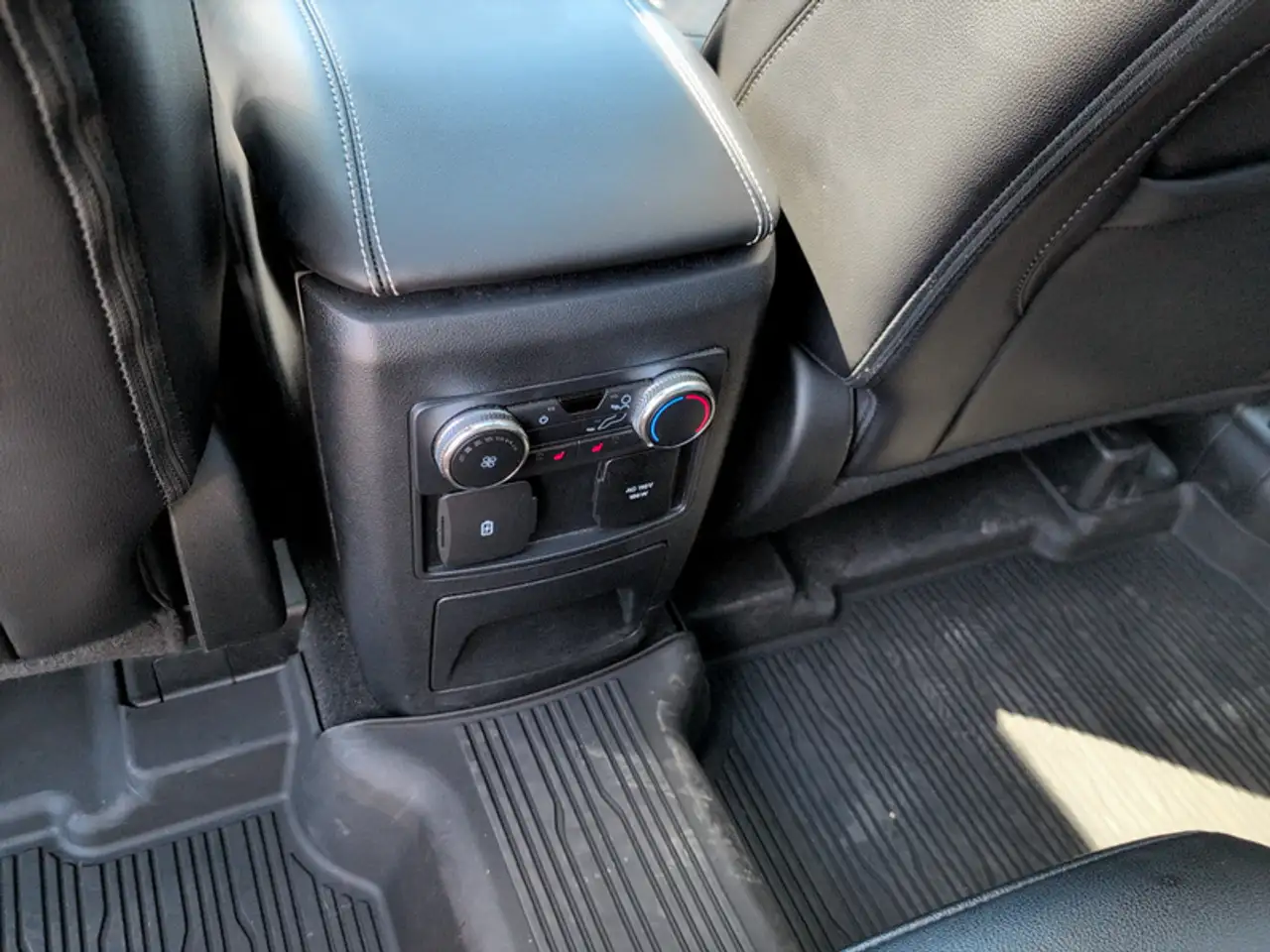Ford Explorer photo Ford Explorer