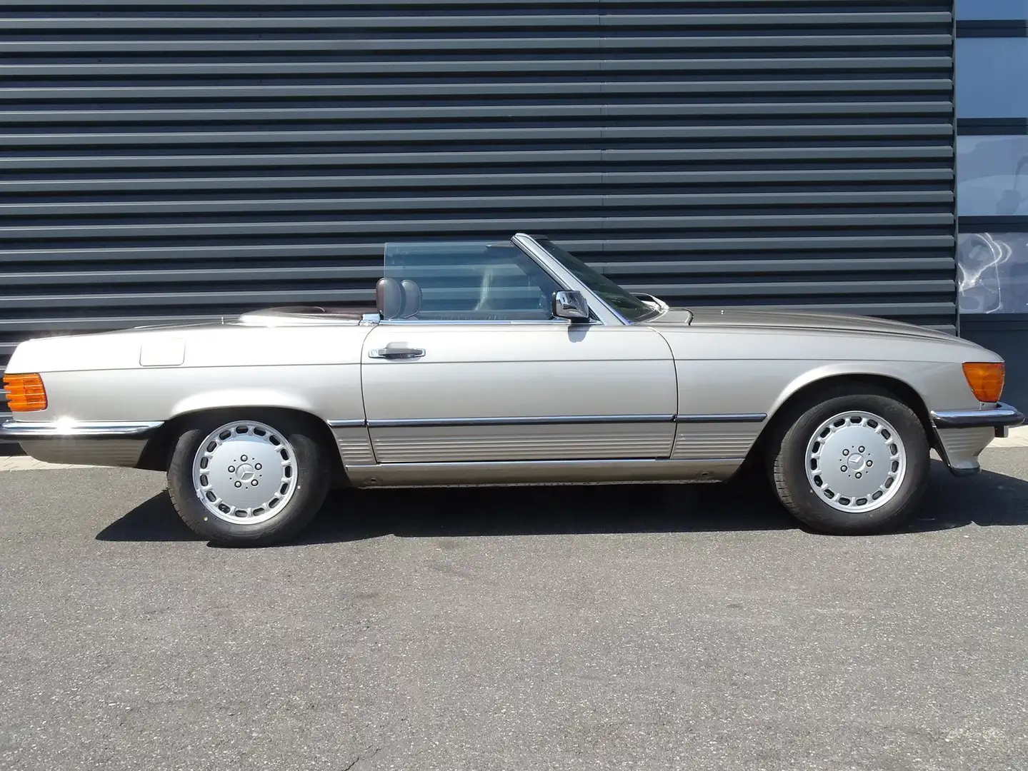 Mercedes-Benz SL 300 r107 Stříbrná - 1