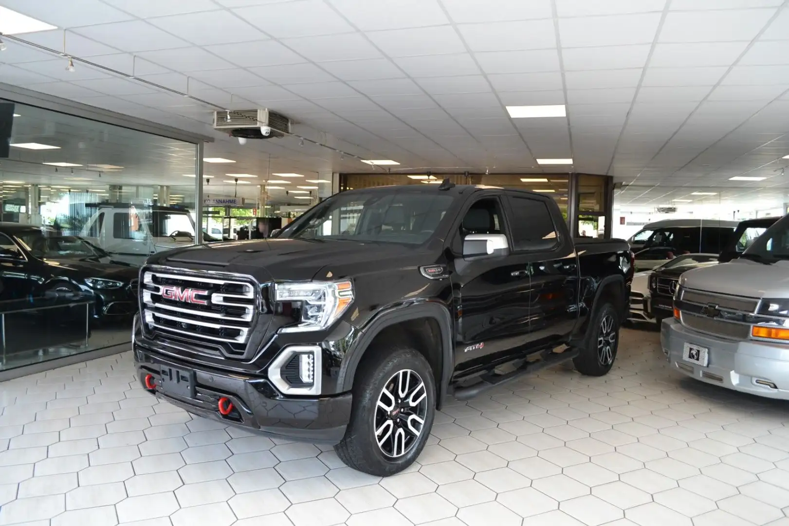 GMC Sierra 1500  AWD 6,2V8 EcoTec3, AT4. Crew Cab Schwarz - 1