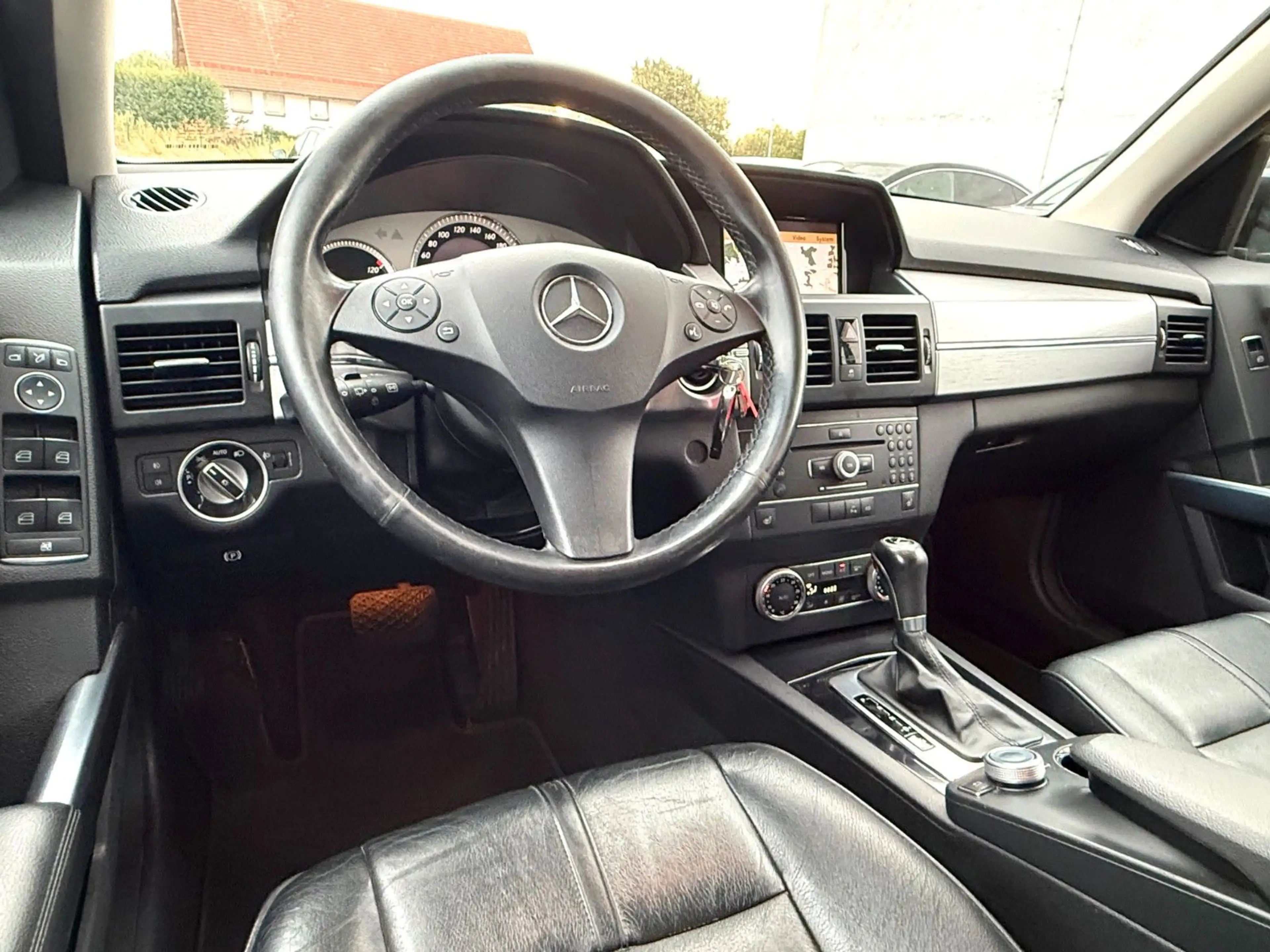 Mercedes-Benz GLK 250 *4M*AHK*TEMP*NAVI*PDC*SHZ*LEDER*KLIMA* — photo 11