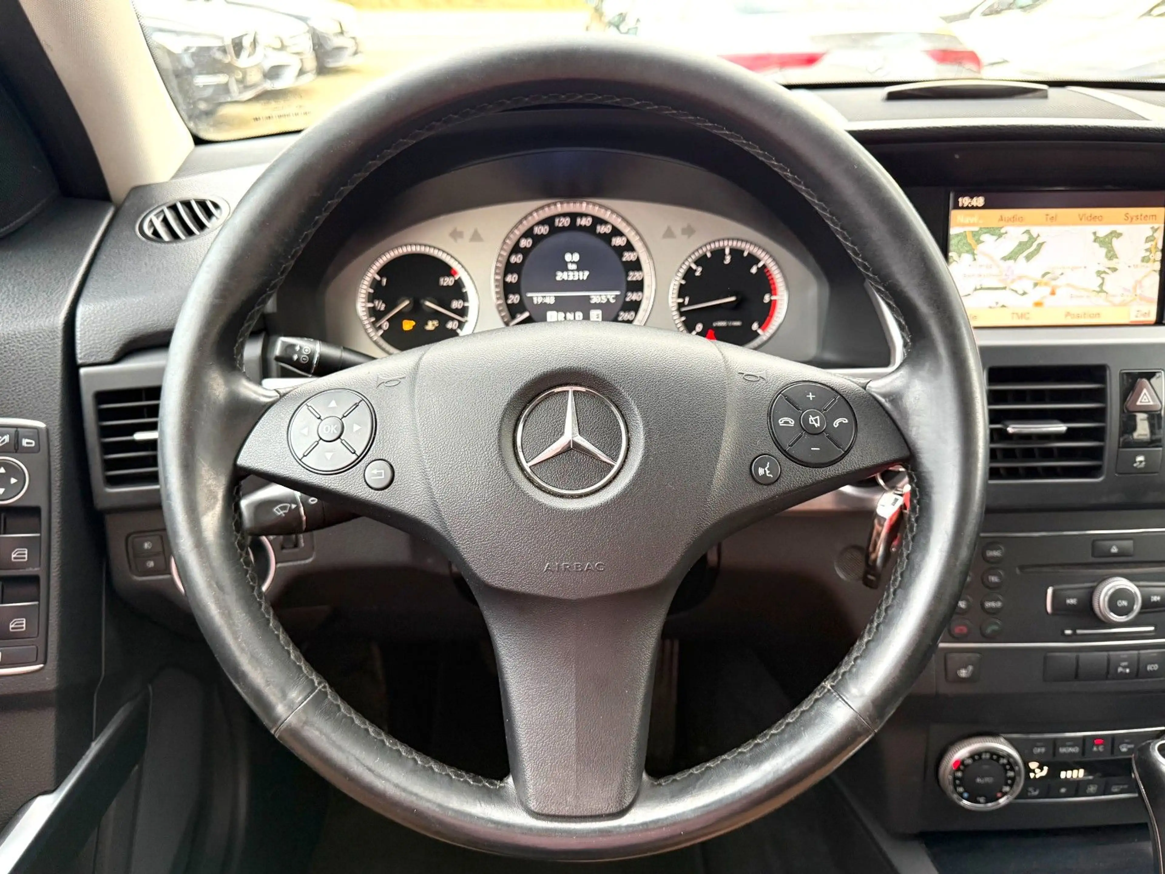 Mercedes-Benz GLK 250 *4M*AHK*TEMP*NAVI*PDC*SHZ*LEDER*KLIMA* — photo 18