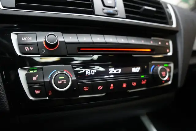 BMW 1 Series view 16