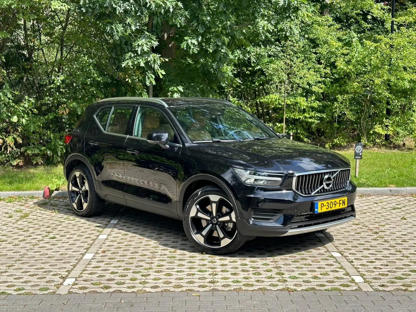 Volvo XC40 1.5 T4 Recharge Inscription Zwart - 1