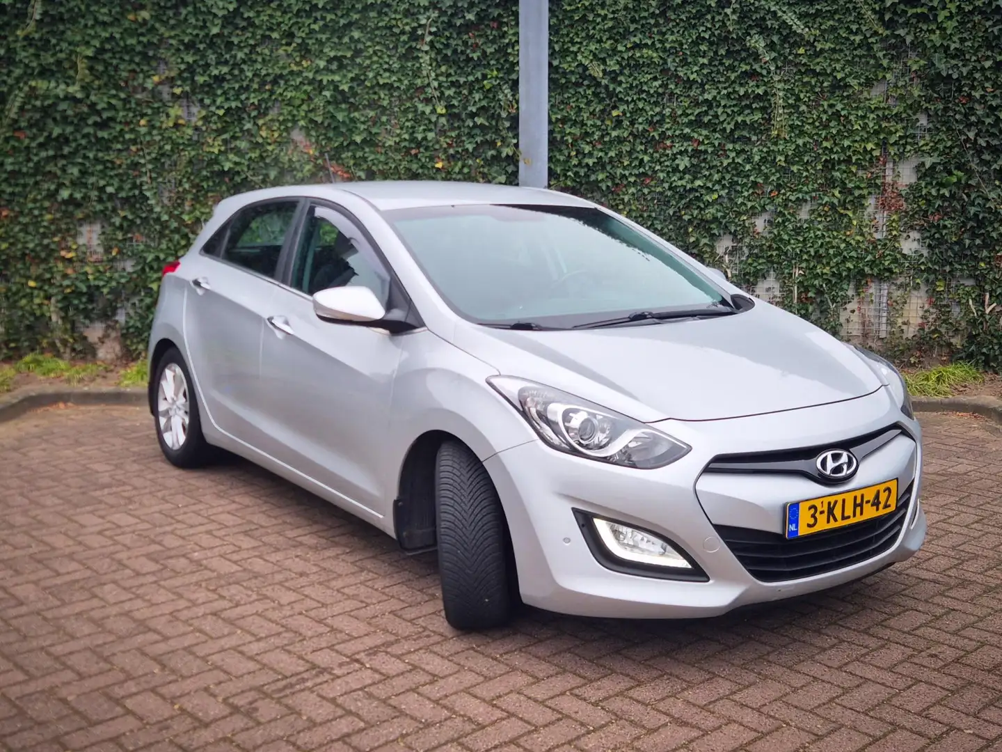Hyundai i30 1.6 GDI i-Vision Grau - 1