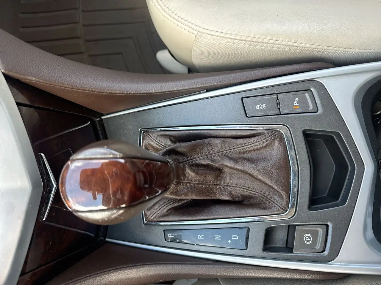 Cadillac SRX снимка Cadillac SRX
