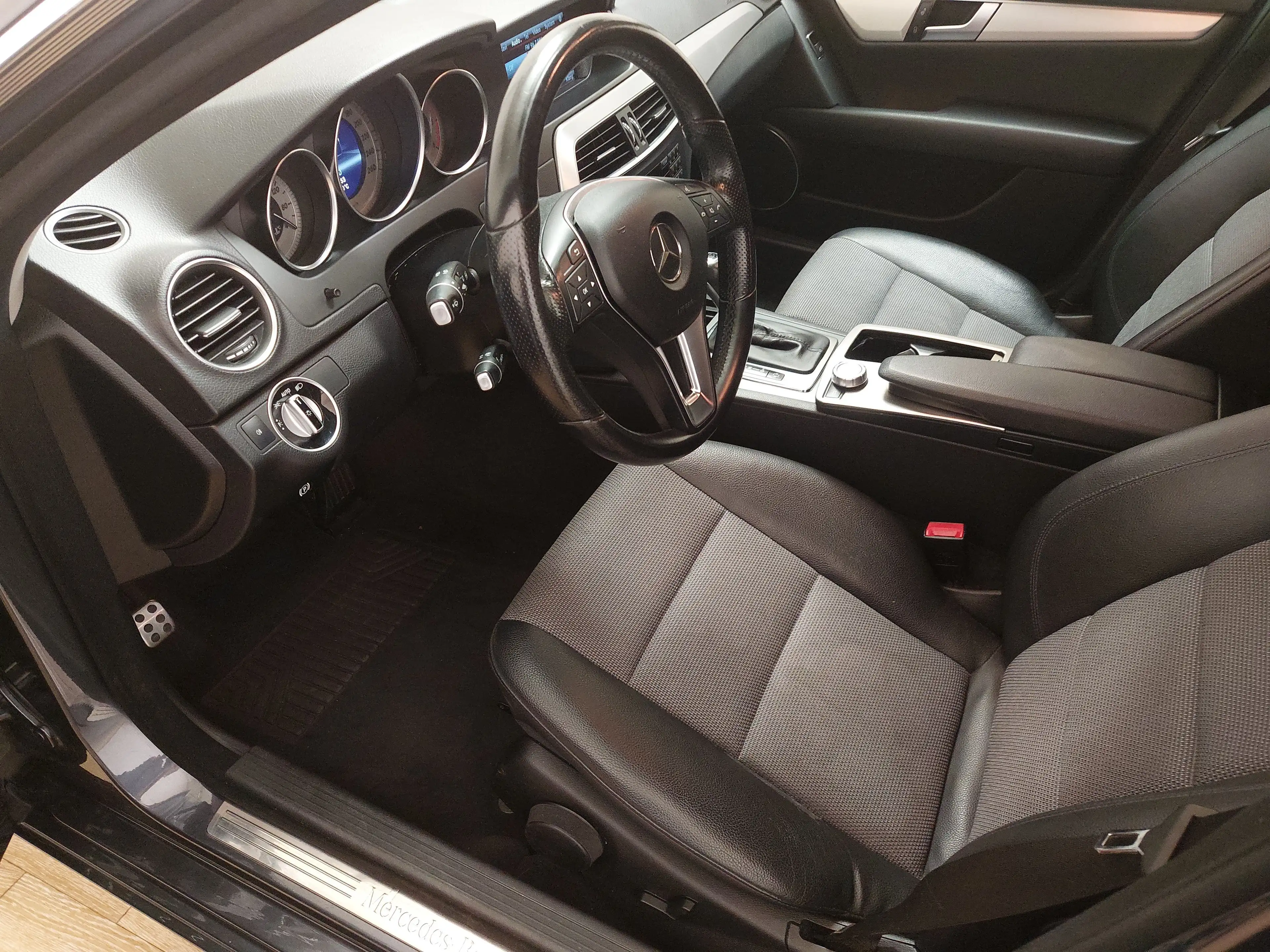 Mercedes-Benz C 350 C 350 T CDI Avantgarde Navi Xenon HU 04/27 — photo 6