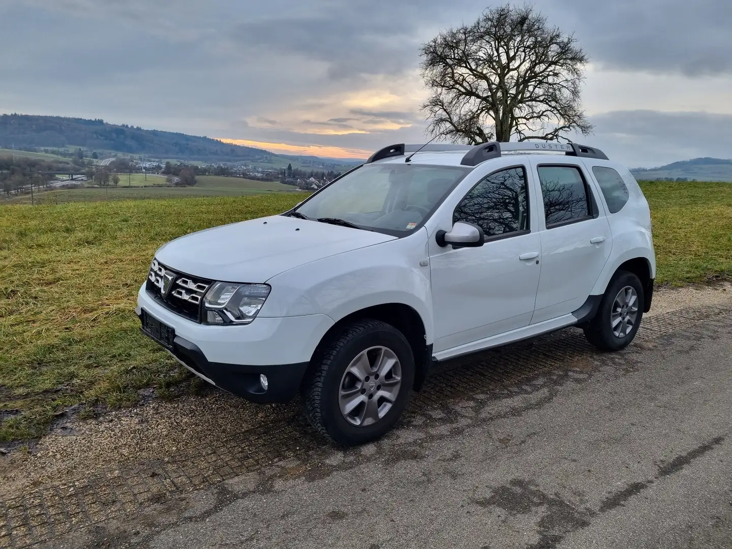 Dacia Duster Essential AHK PDC Klima Navi Weiß - 2