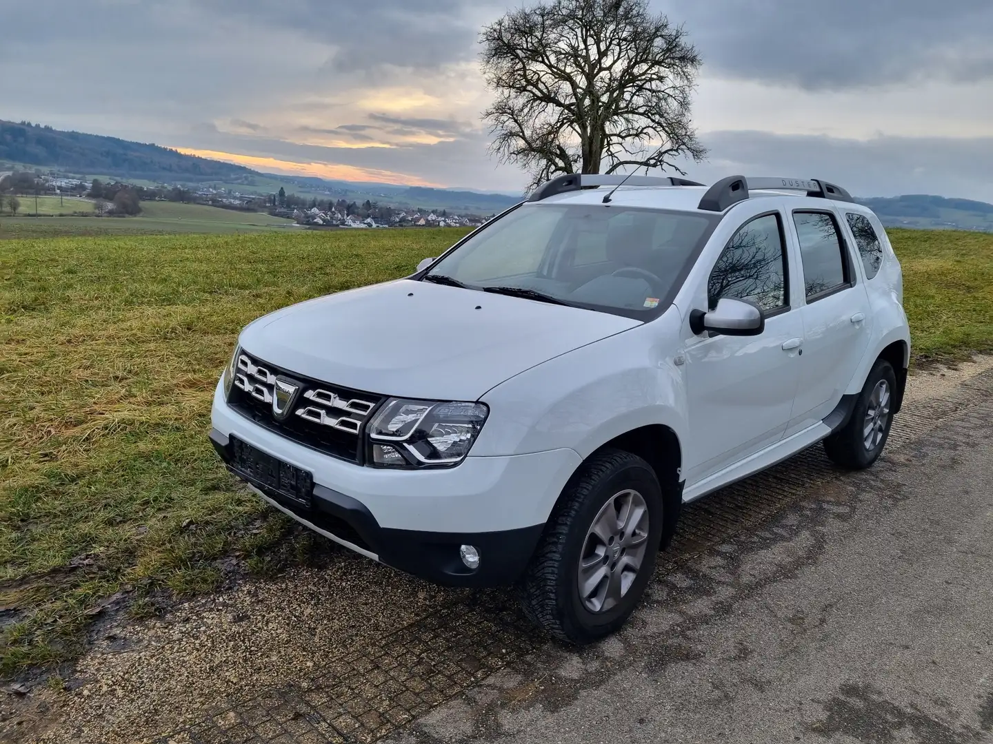 Dacia Duster Essential AHK PDC Klima Navi Weiß - 1