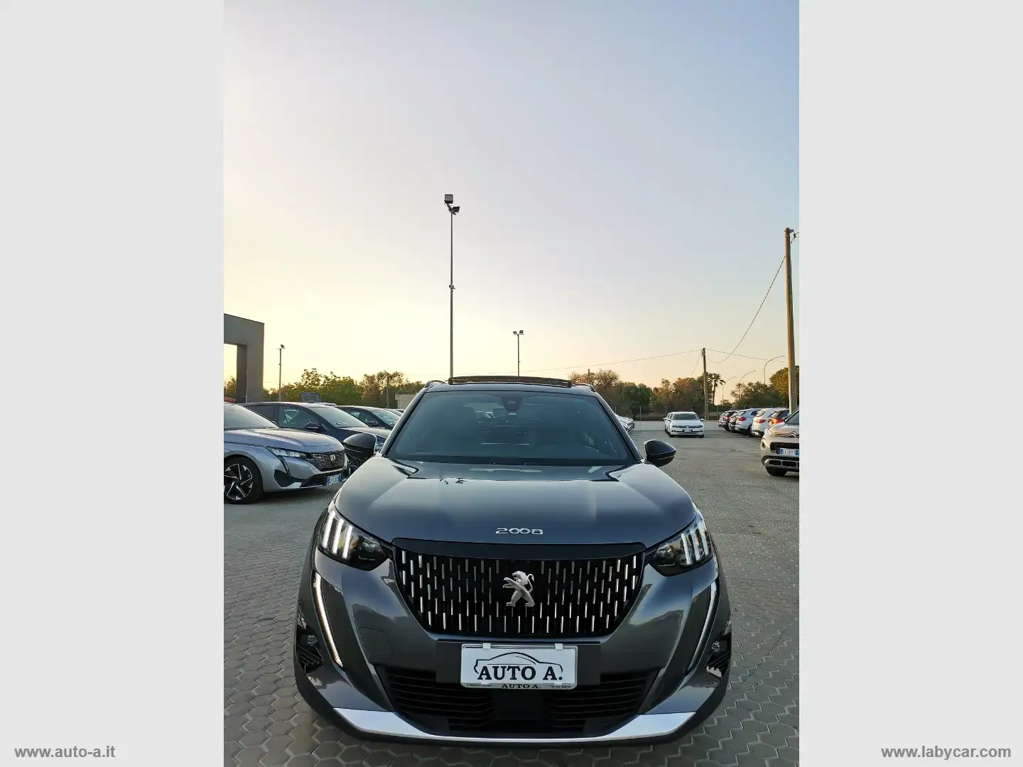 Peugeot 2008 BlueHDi 110 S&S GT Grau - 2