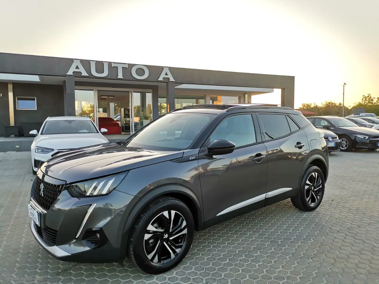 Peugeot 2008 BlueHDi 110 S&S GT Grau - 1