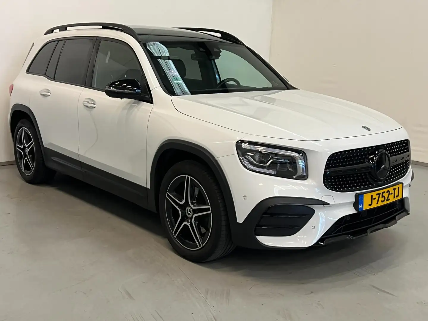 Mercedes-Benz GLB 200 AMG / NL-auto / Pano / Burmester / Memory Blanc - 2