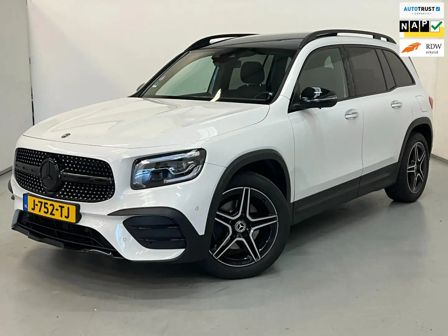 Mercedes-Benz GLB 200 AMG / NL-auto / Pano / Burmester / Memory Blanc - 1