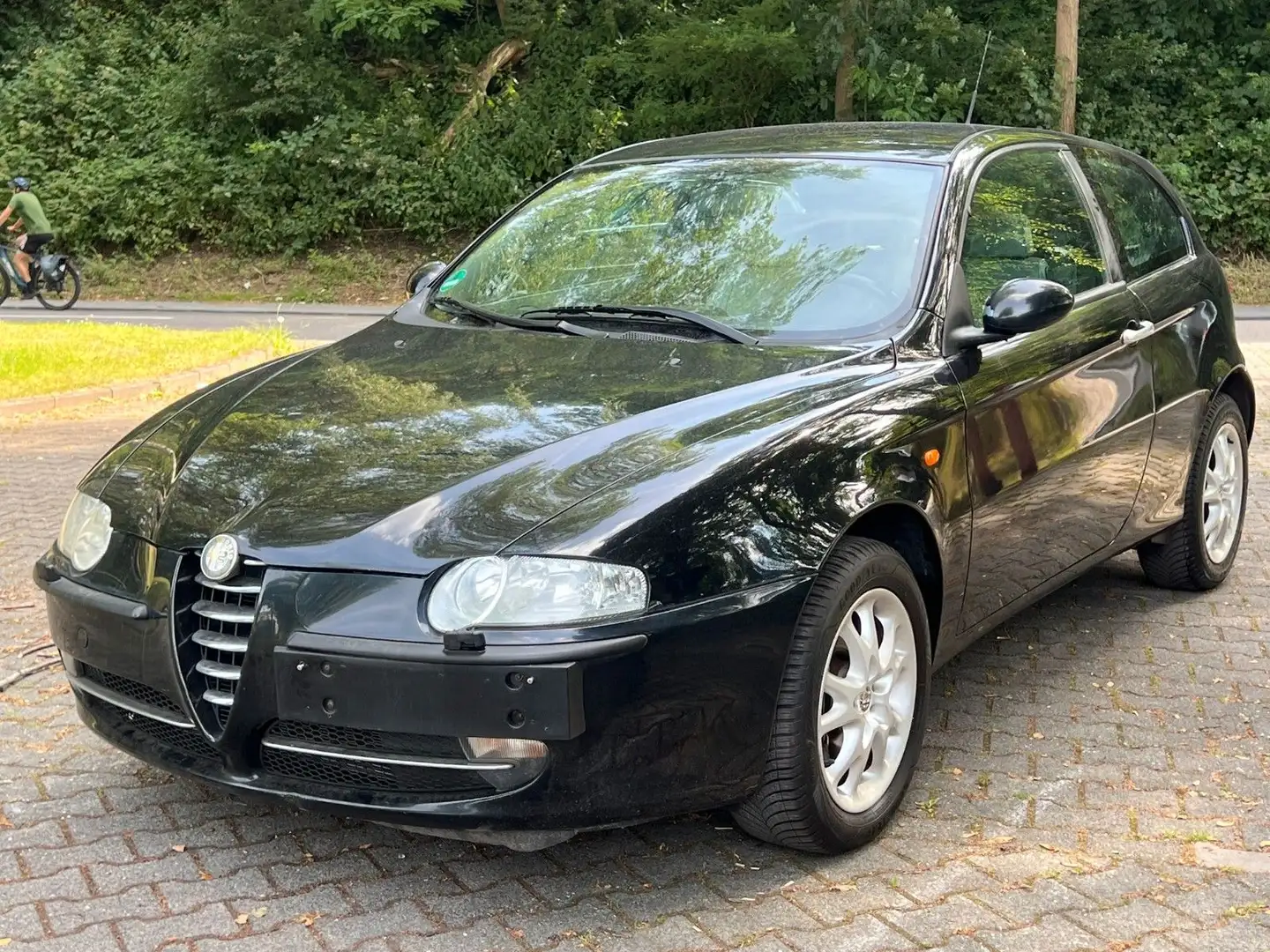 Alfa Romeo 147 2.0 16V T.Spark Distinctive Schwarz - 2