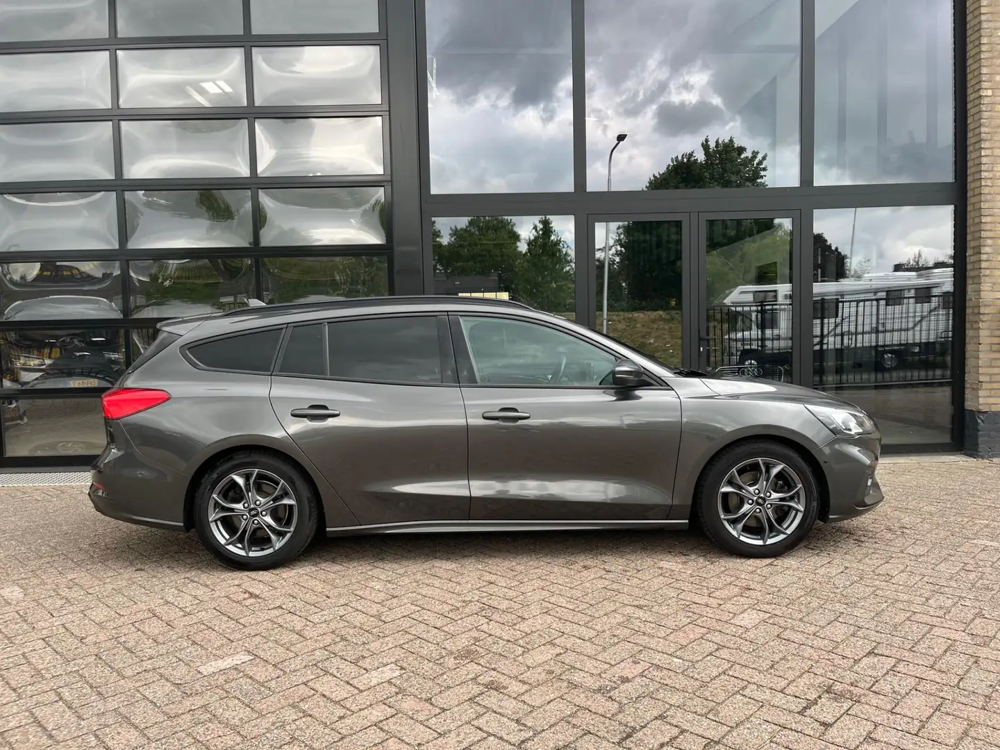 Ford Focus Wagon 1.5 EcoBlue ST Line Business, Navi, trekhaak Grijs - 2