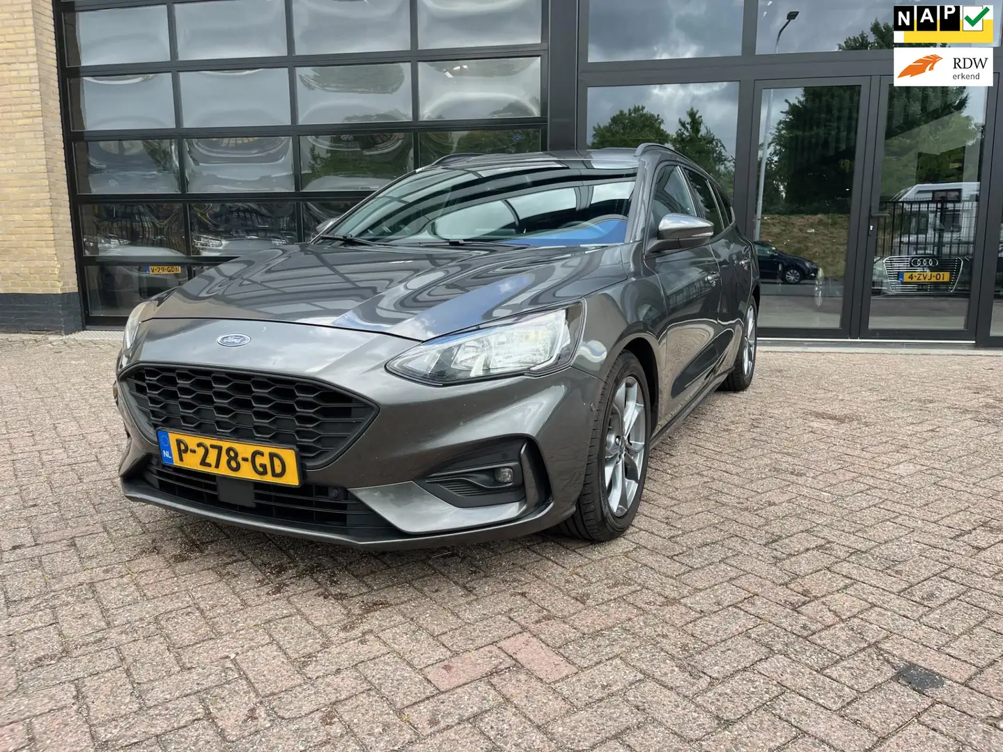Ford Focus Wagon 1.5 EcoBlue ST Line Business, Navi, trekhaak Grijs - 1