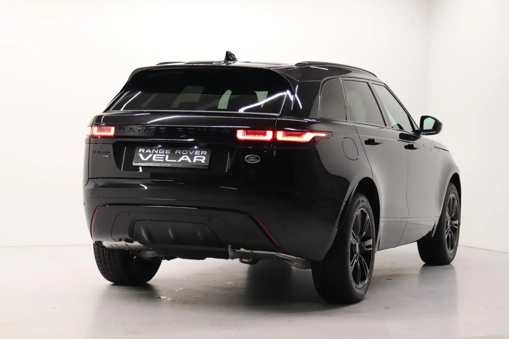 Land Rover Range Rover Velar 2.0 P400e R-Dynamic SE Zwart - 2