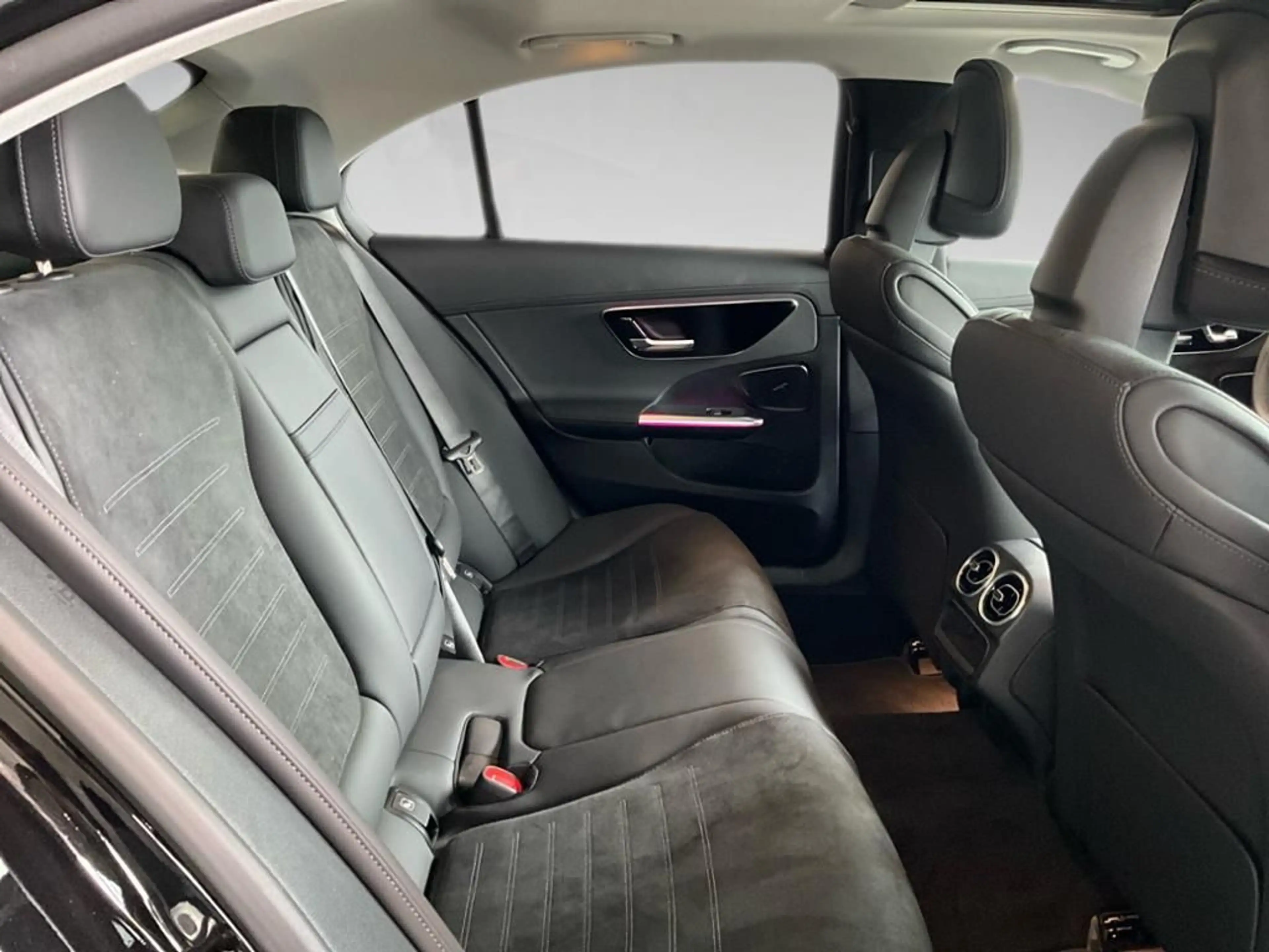 Mercedes-Benz C 300 d 4M AMG 360 ACC AHK AUT DynLicht Kam. LED — photo 11