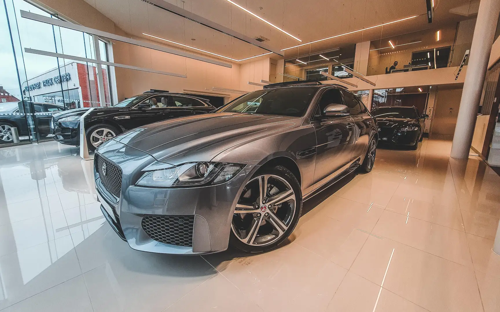 Jaguar XF Chequered Flag Grau - 1