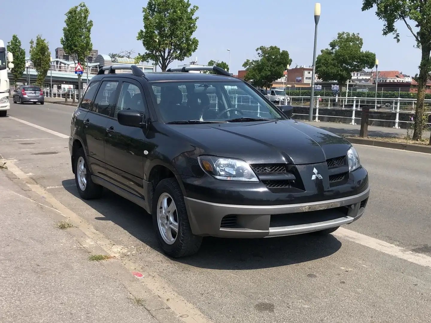 Mitsubishi Outlander - 1
