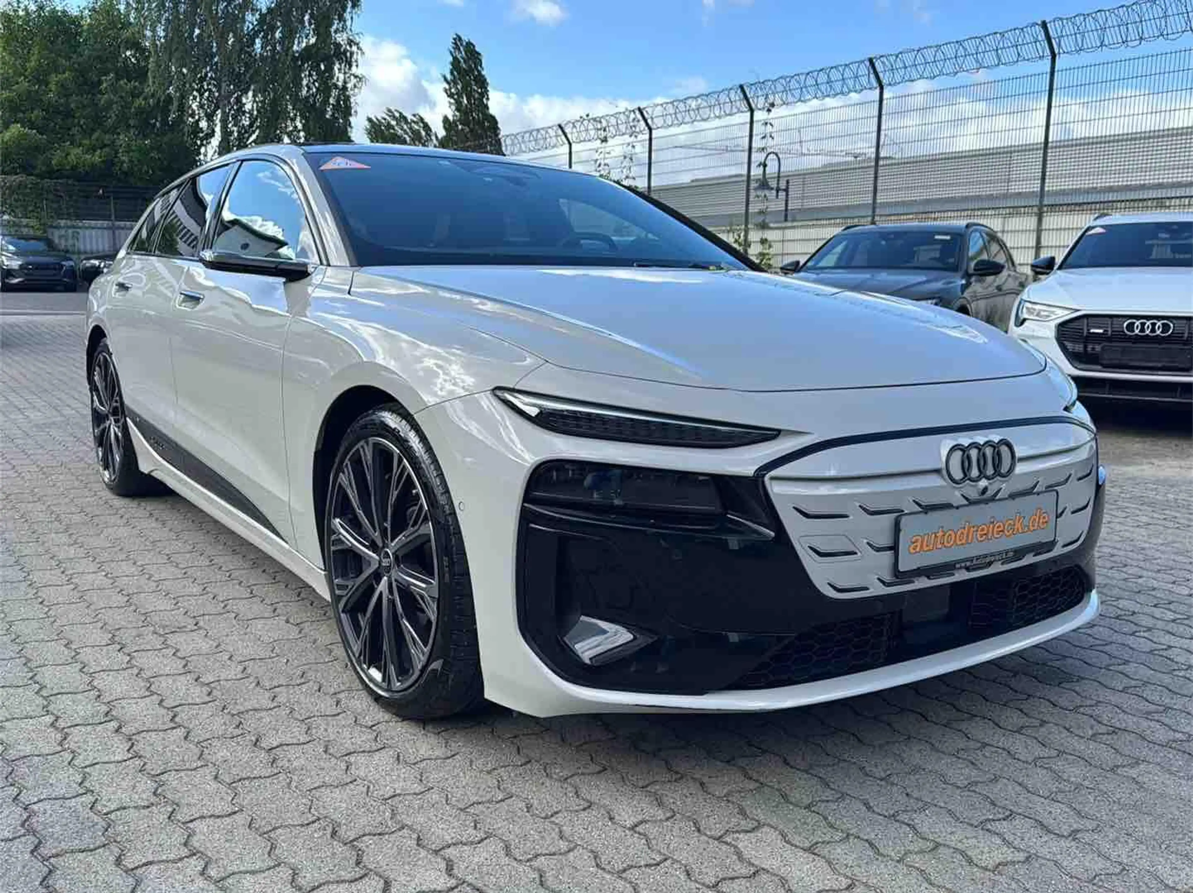 Audi S6 e-tron Avant edition one beige PANO S-SITZE — photo 4
