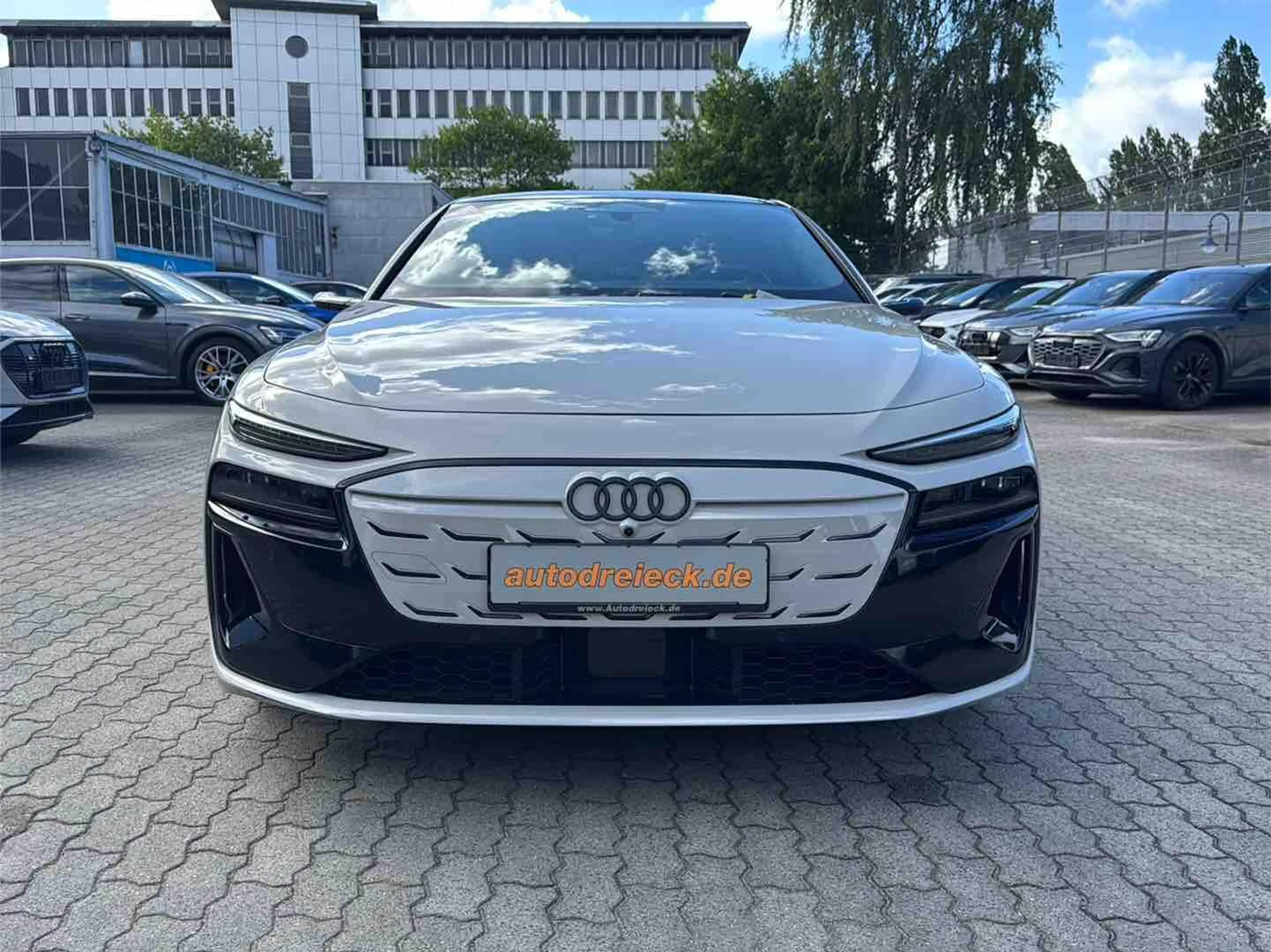 Audi S6 e-tron Avant edition one beige PANO S-SITZE — photo 3