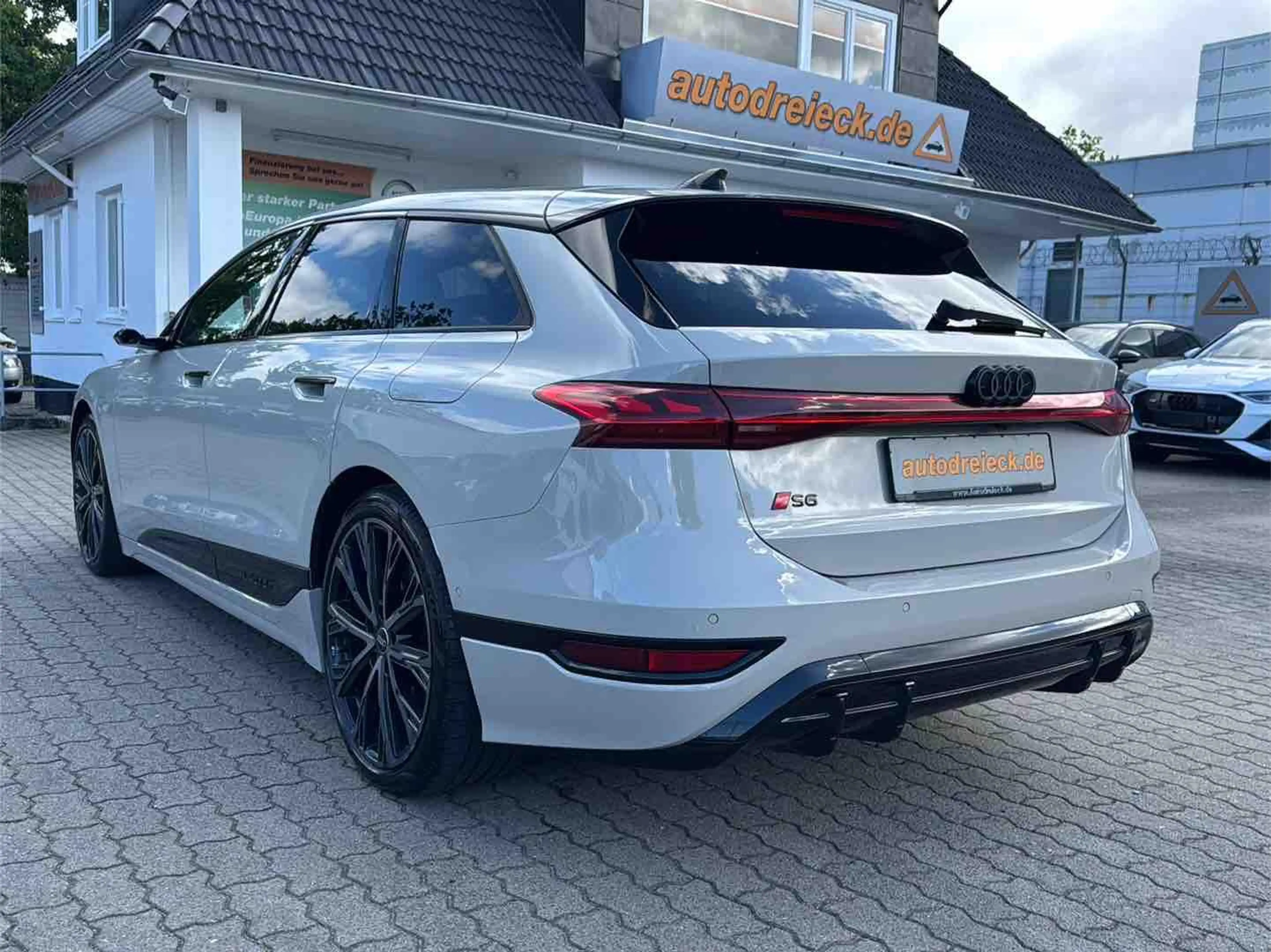 Audi S6 e-tron Avant edition one beige PANO S-SITZE — photo 9