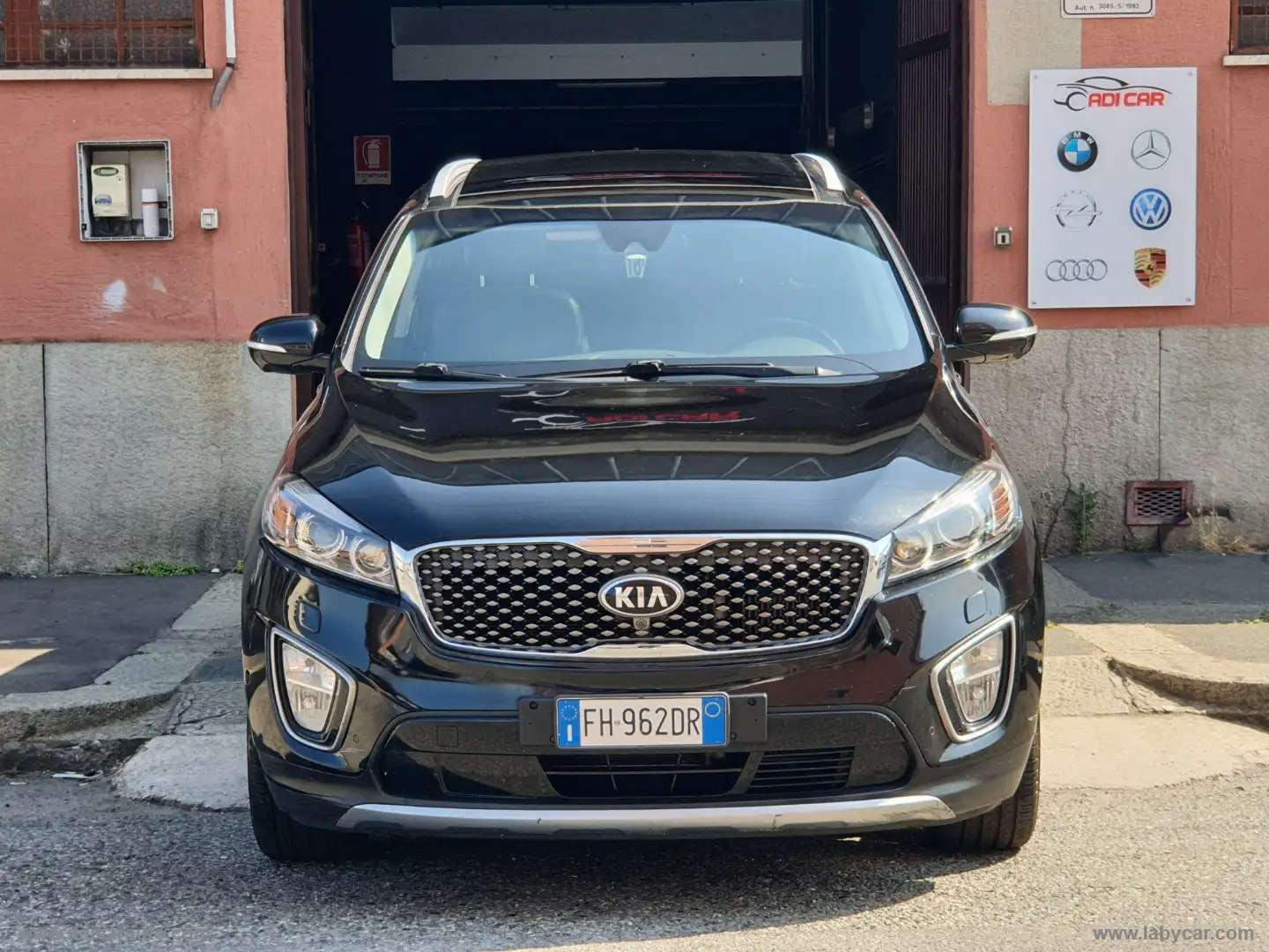 Kia Sorento 2.2 CRDi AWD Rebel 7 POSTI Zwart - 2