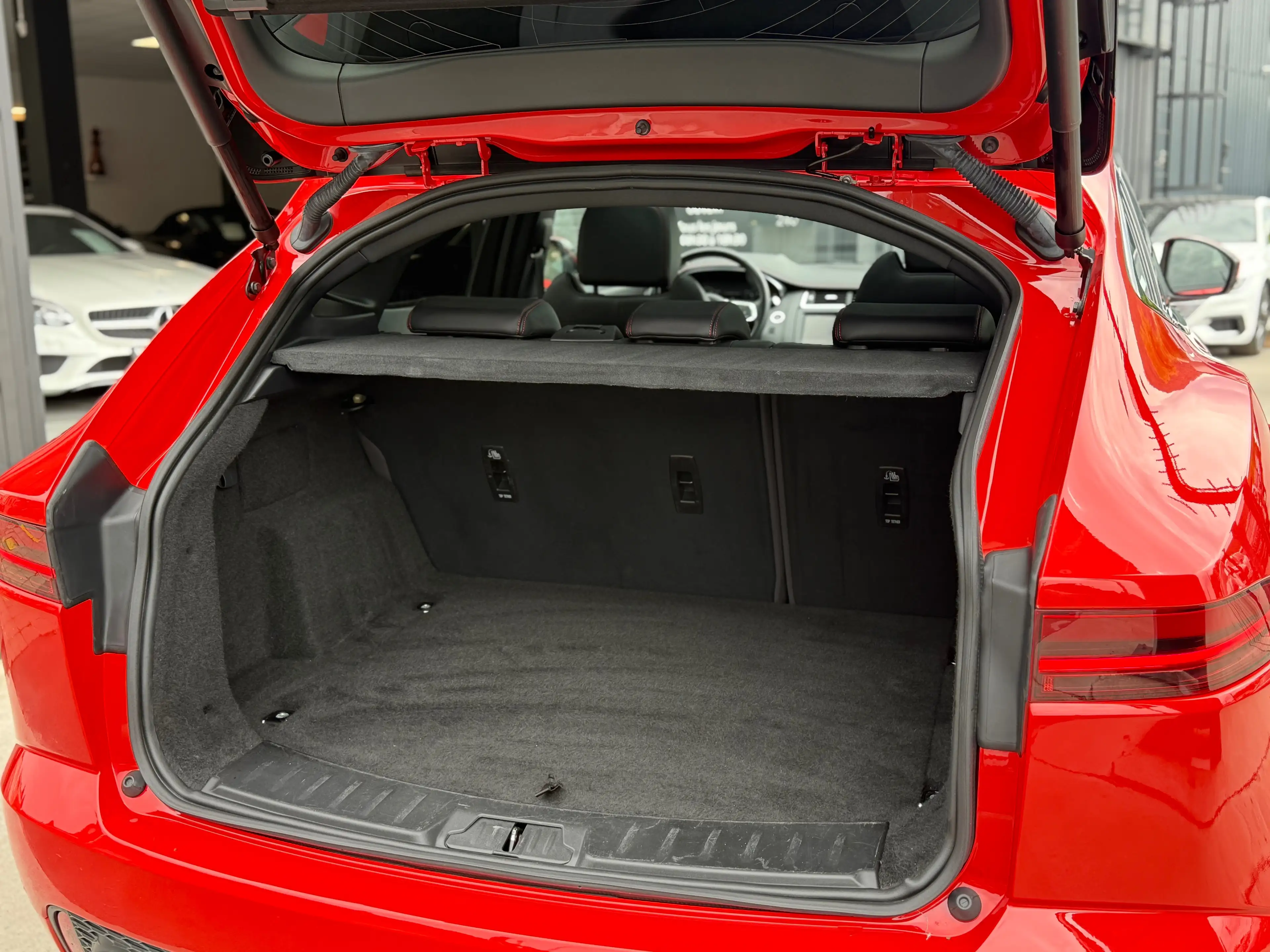 Jaguar E-Pace 2.0 D AWD R-Dynamic HSE - TOIT PANO - COCKPIT - LINE ASSIST - CAMERA - NAVI - FULL OPTION - TVAC*BTWIN — photo 9