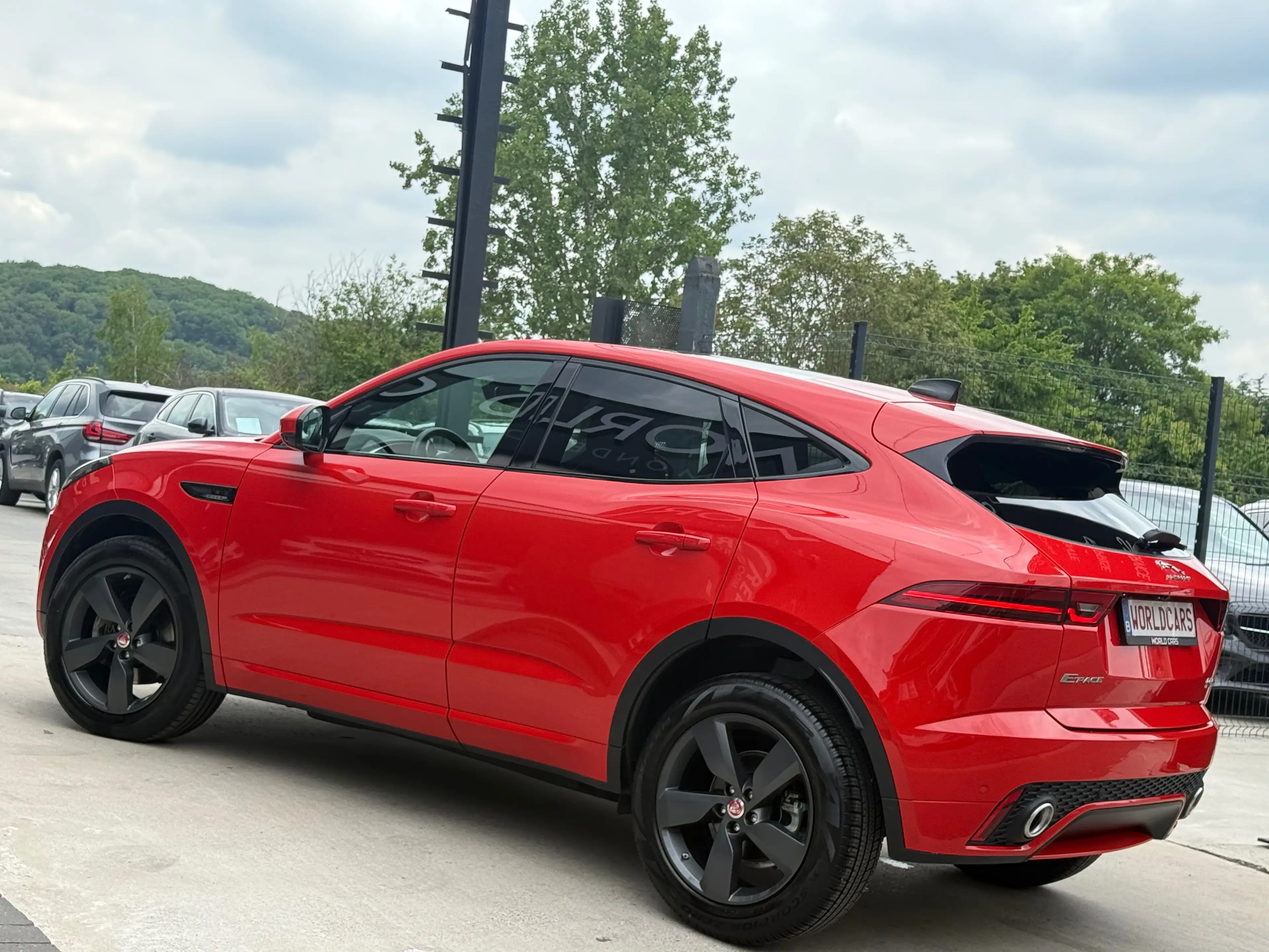 Jaguar E-Pace 2.0 D AWD R-Dynamic HSE - TOIT PANO - COCKPIT - LINE ASSIST - CAMERA - NAVI - FULL OPTION - TVAC*BTWIN — photo 5