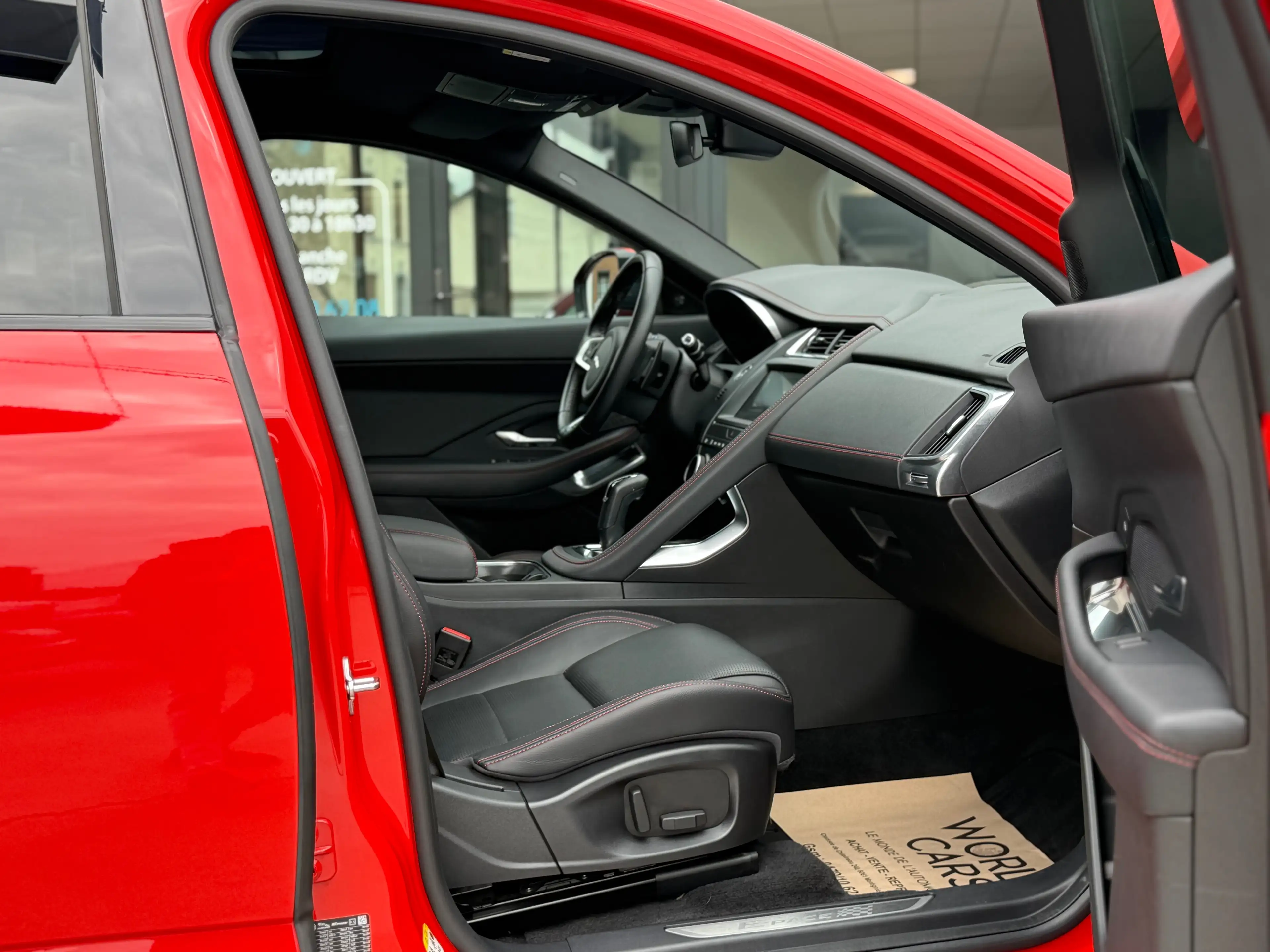 Jaguar E-Pace 2.0 D AWD R-Dynamic HSE - TOIT PANO - COCKPIT - LINE ASSIST - CAMERA - NAVI - FULL OPTION - TVAC*BTWIN — photo 11