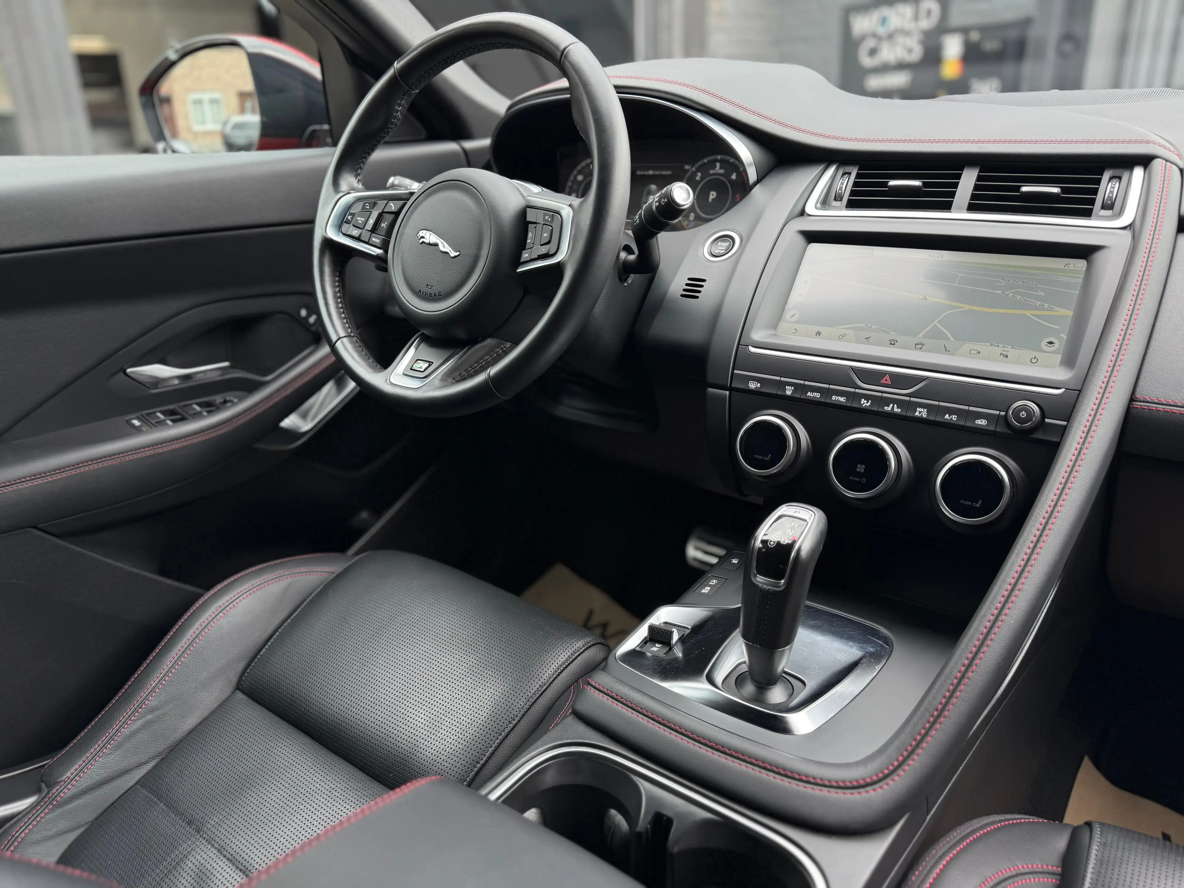 Jaguar E-Pace 2.0 D AWD R-Dynamic HSE - TOIT PANO - COCKPIT - LINE ASSIST - CAMERA - NAVI - FULL OPTION - TVAC*BTWIN — photo 13