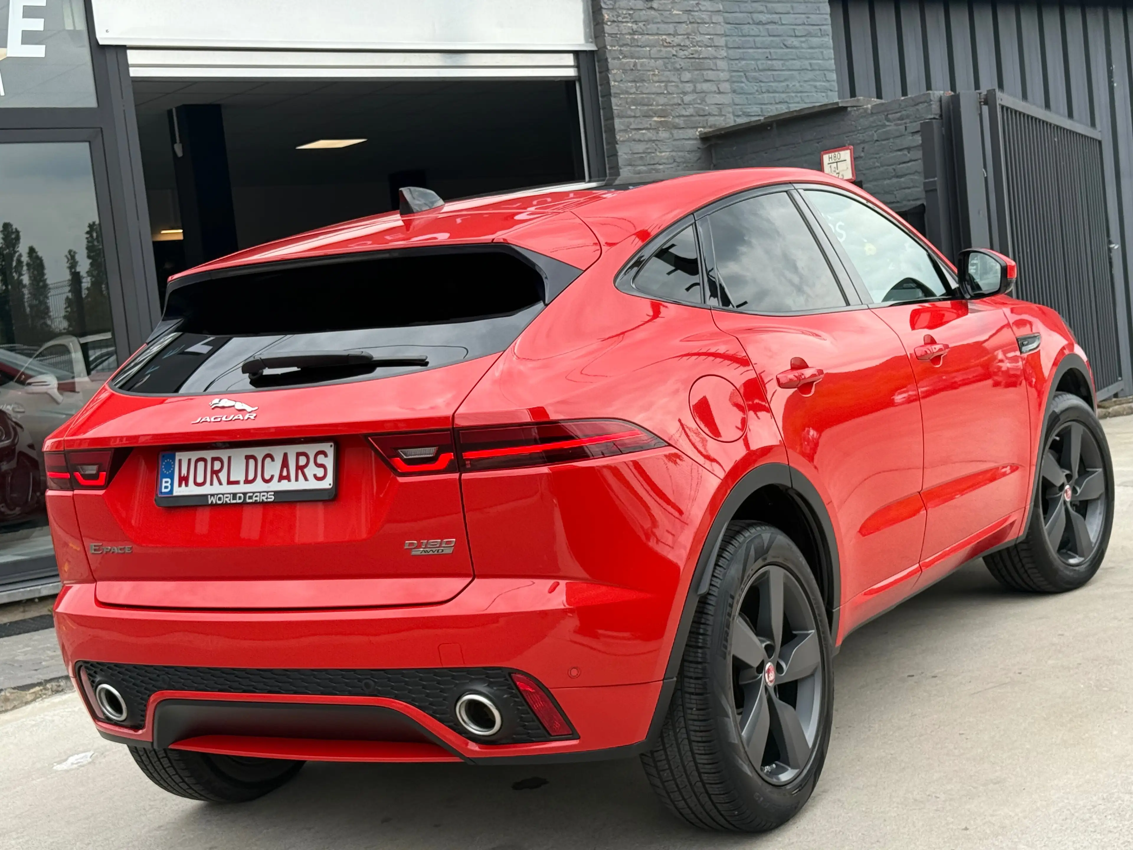 Jaguar E-Pace 2.0 D AWD R-Dynamic HSE - TOIT PANO - COCKPIT - LINE ASSIST - CAMERA - NAVI - FULL OPTION - TVAC*BTWIN — photo 4