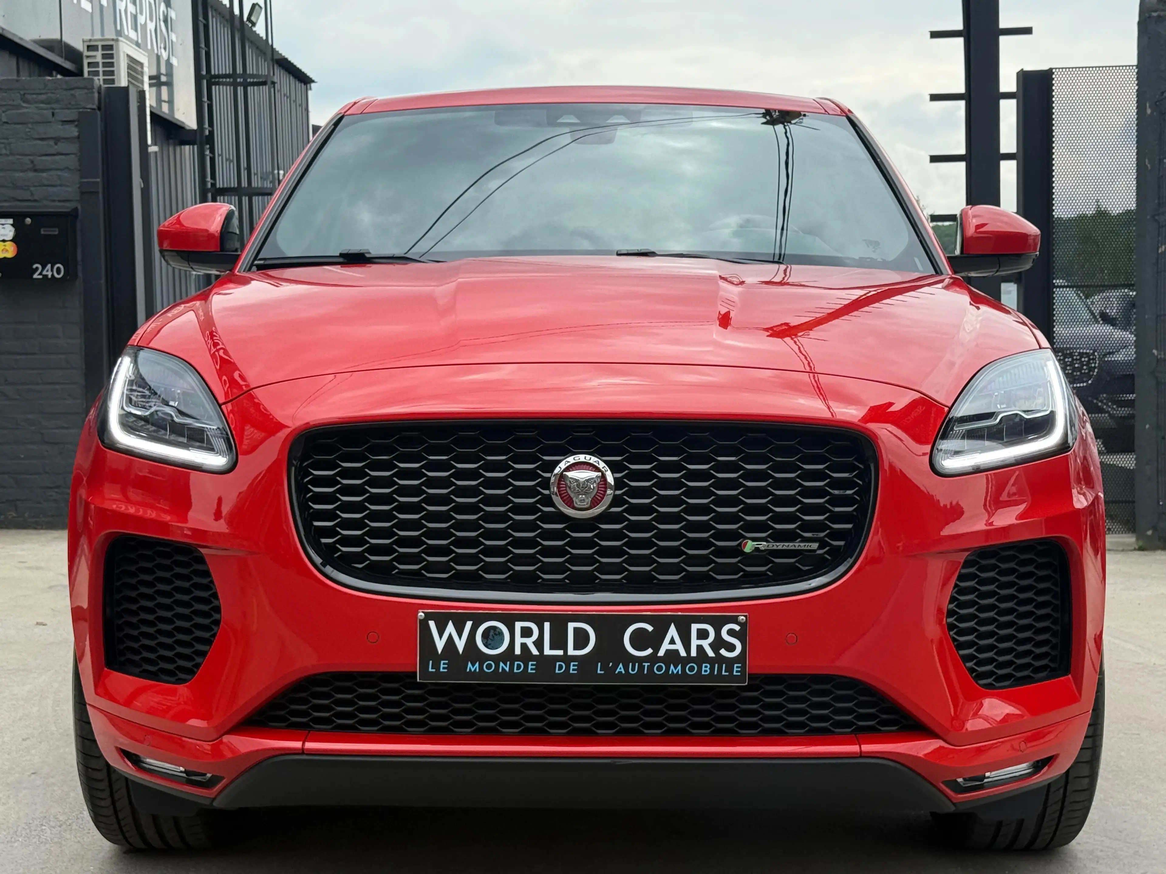 Jaguar E-Pace 2.0 D AWD R-Dynamic HSE - TOIT PANO - COCKPIT - LINE ASSIST - CAMERA - NAVI - FULL OPTION - TVAC*BTWIN — photo 3