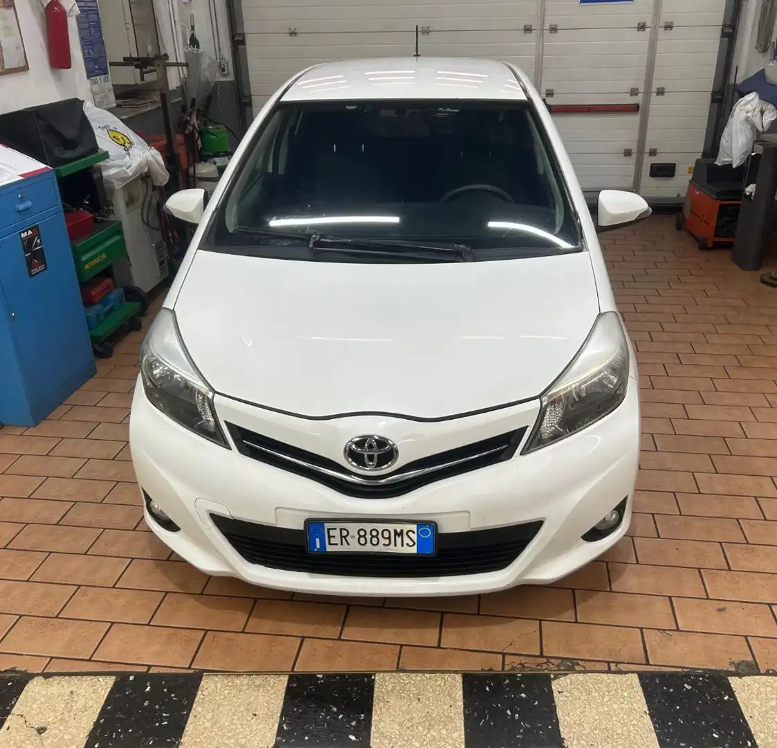 Toyota Yaris 1.4 D-4D 5 porte Lounge Bianco - 2