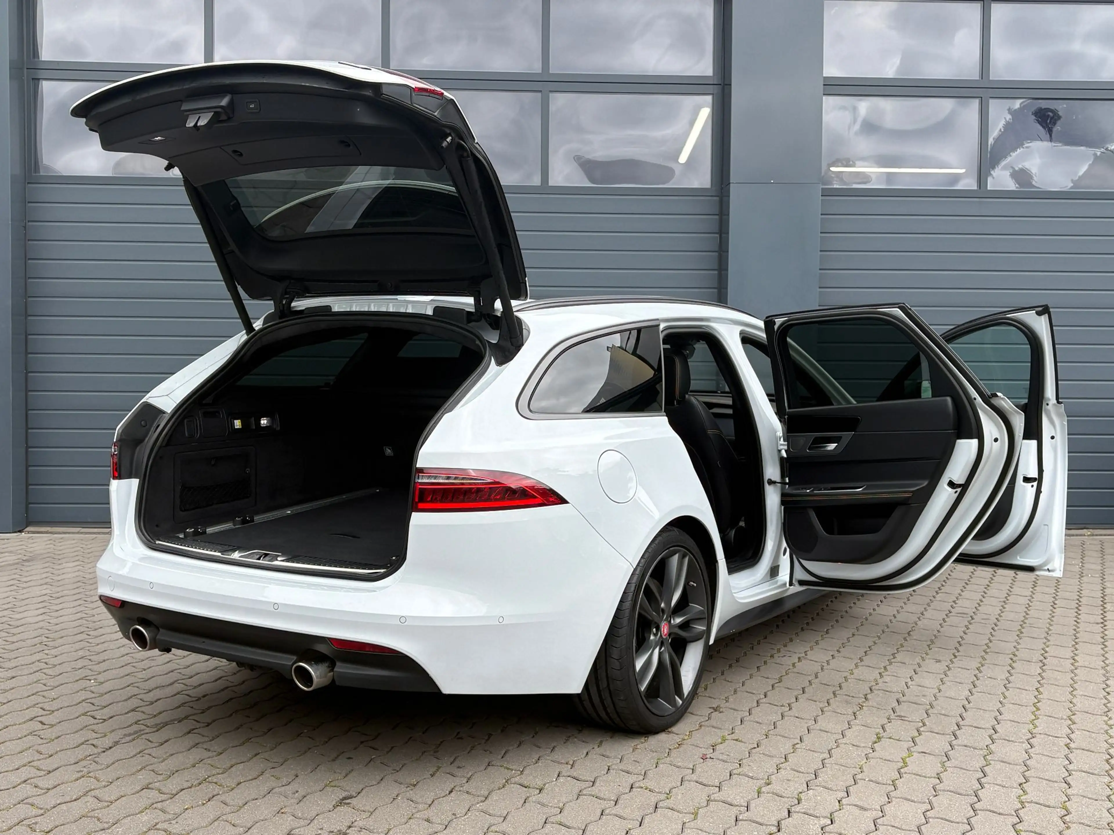 Jaguar XF 30d*300 Sport*1.Hd.*AHK*HUD*PanoD.*uvm!* — photo 8