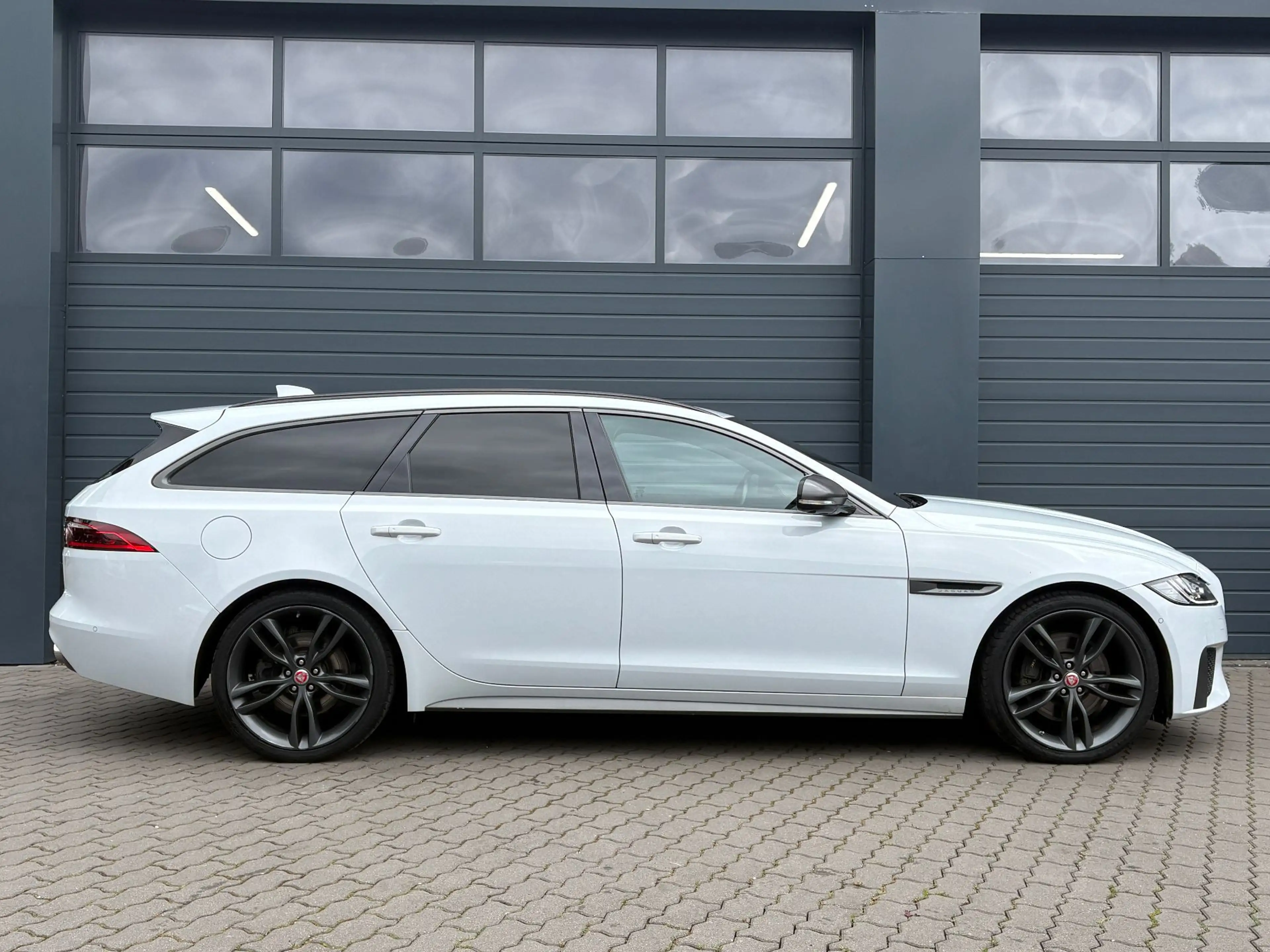 Jaguar XF 30d*300 Sport*1.Hd.*AHK*HUD*PanoD.*uvm!* — photo 4