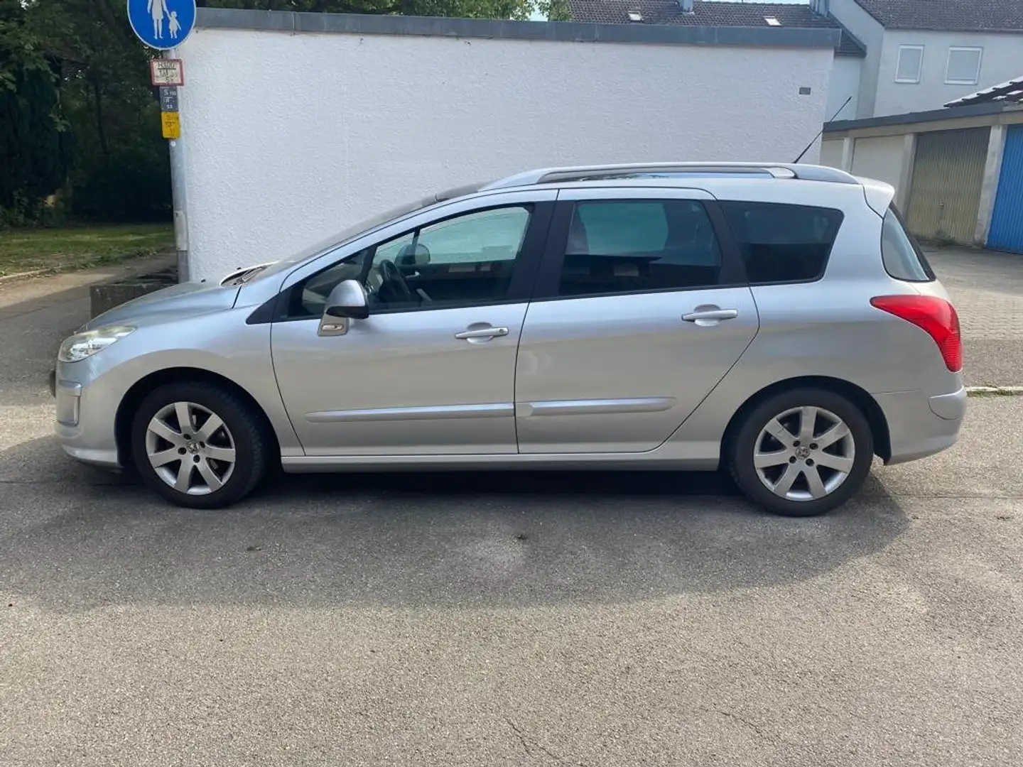 Peugeot 308 308 SW 120 VTi Family Silber - 2