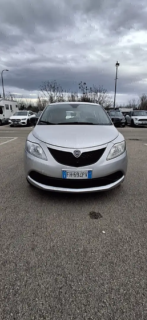 Lancia Ypsilon 1.2 69 CV 5 porte GPL Ecochic Platinum Argento - 1