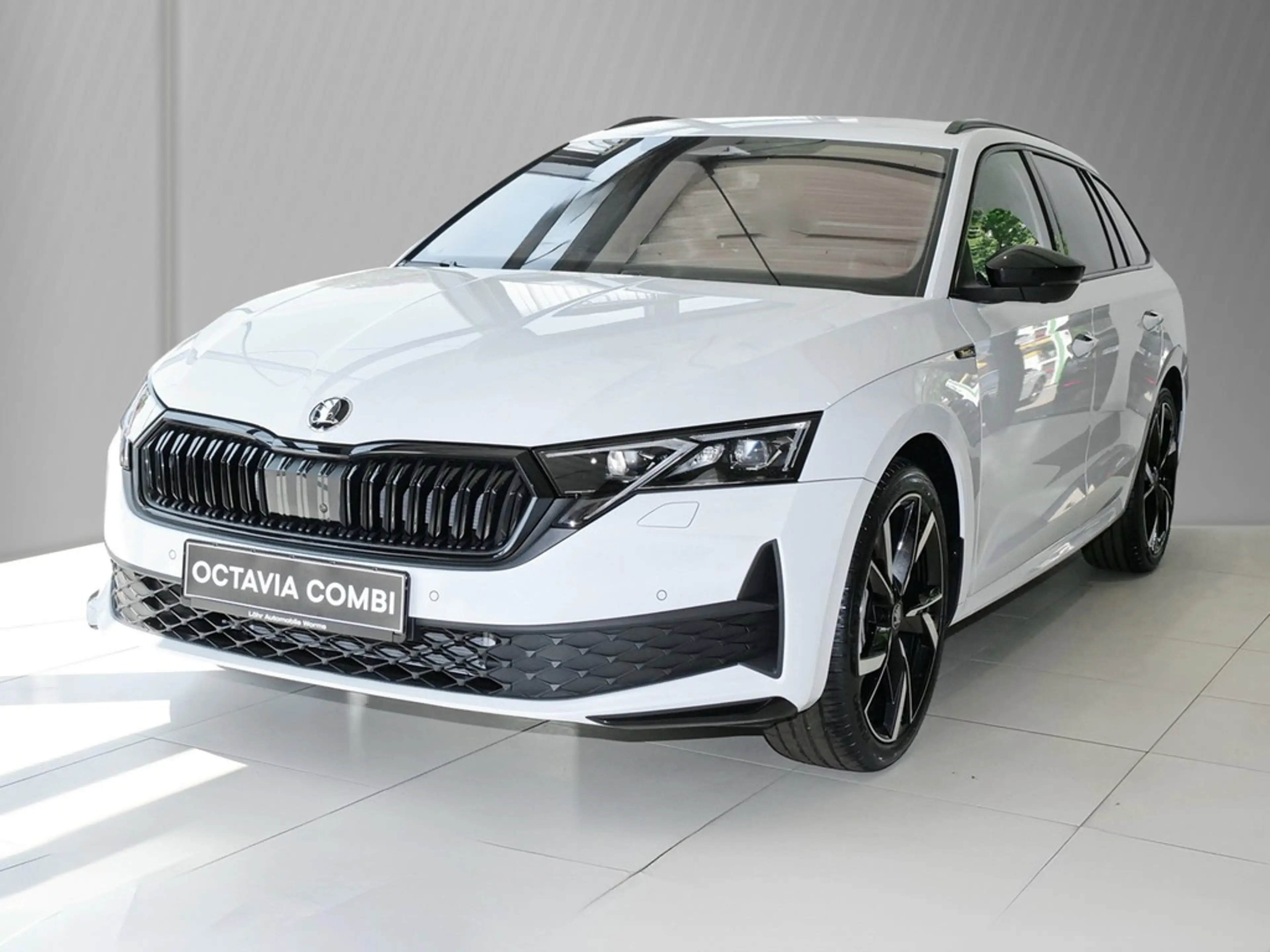 Skoda Octavia Combi Sportline 1.5 TSI mHEV DSG 110 kW / 150 PS — photo 2