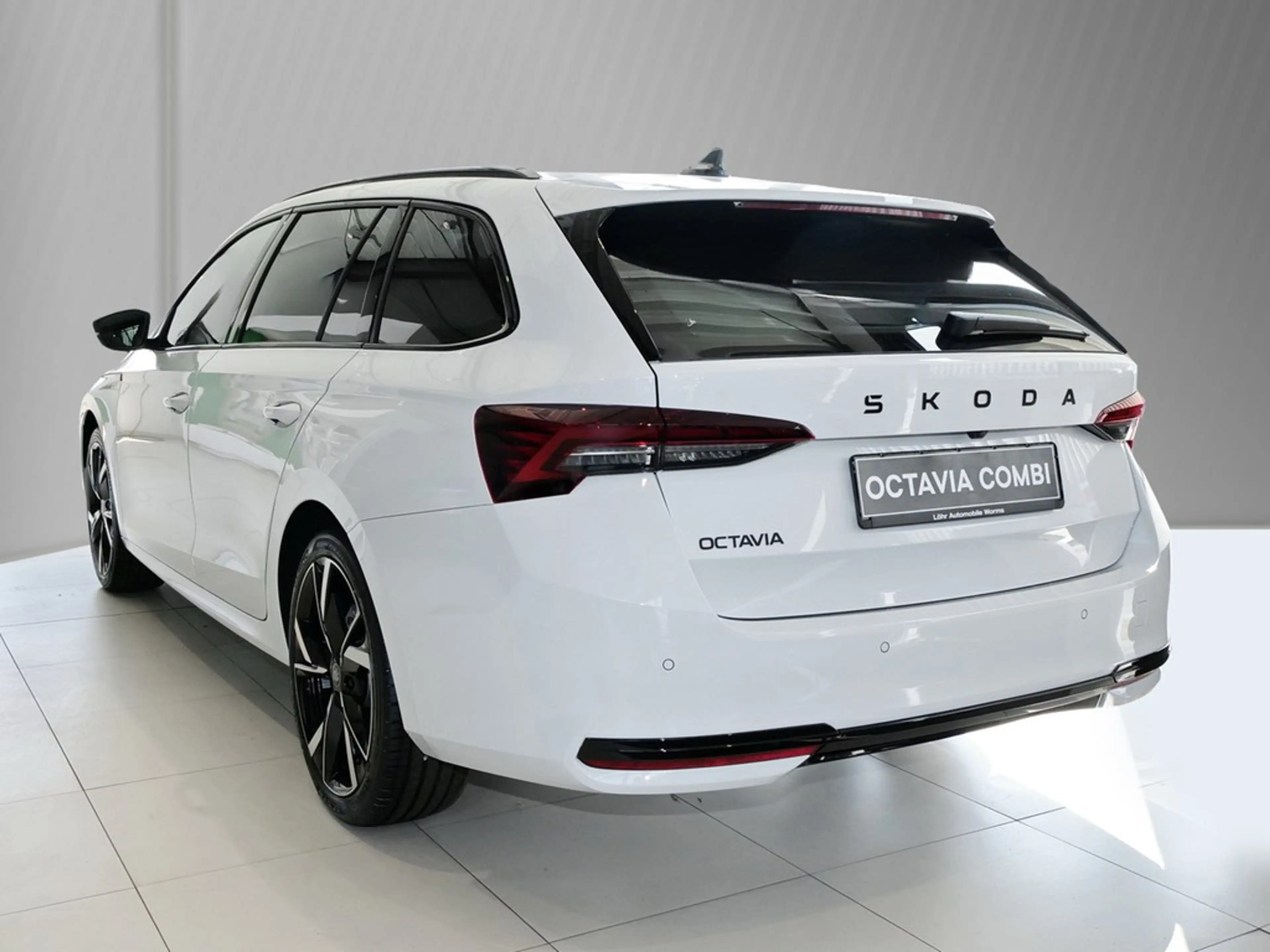 Skoda Octavia Combi Sportline 1.5 TSI mHEV DSG 110 kW / 150 PS — photo 4