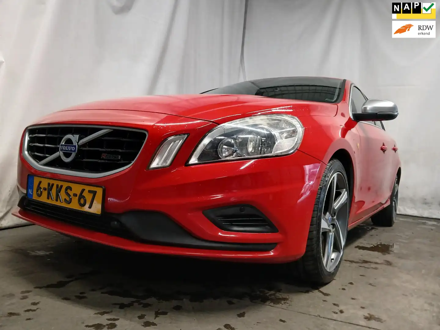 Volvo V60 1.6 T3 R-Design - Clima - Cruise - LM Velgen - Sch Rood - 1